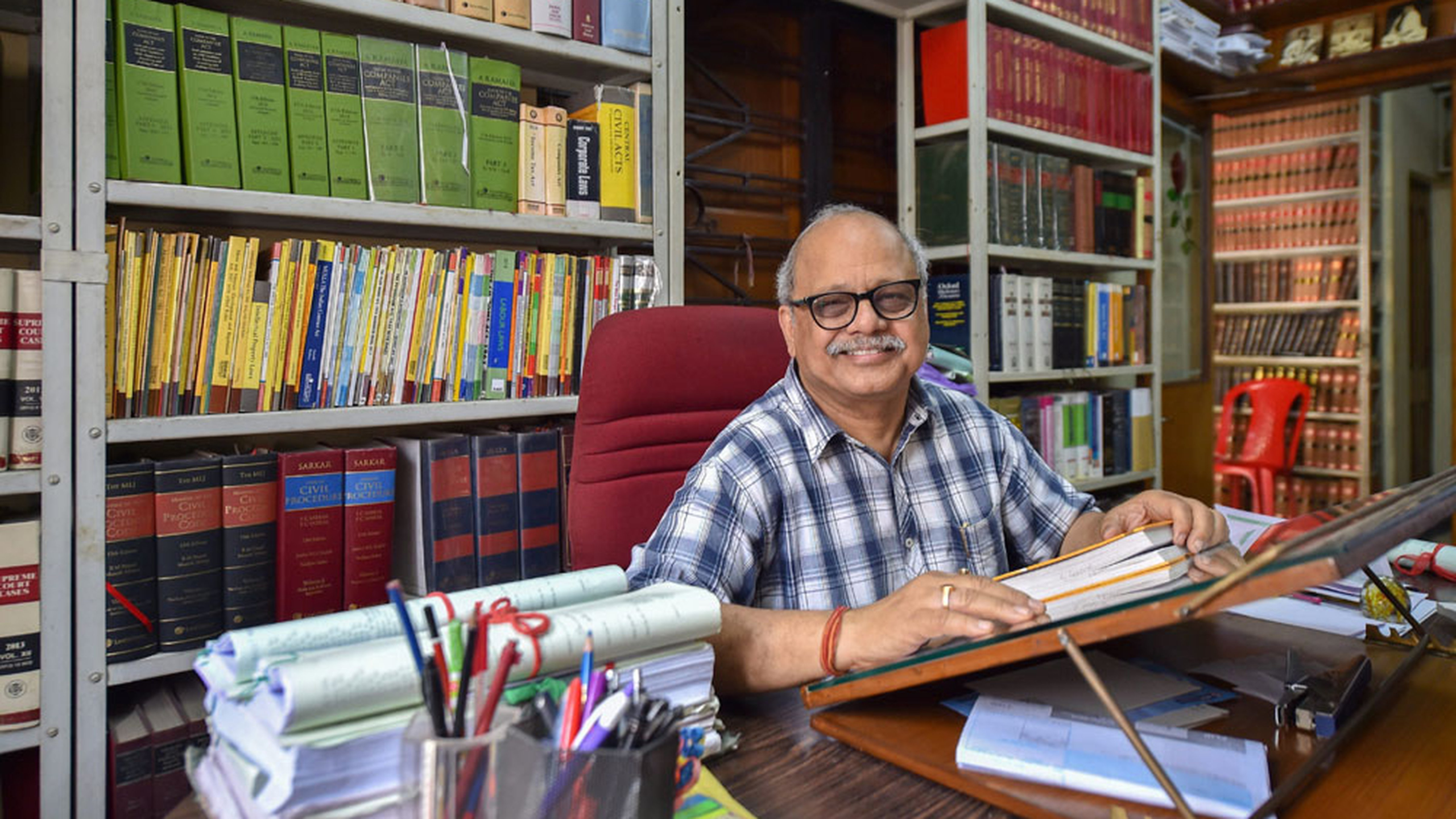 ലോക്പാലിന്റെ ആദ്യ അധ്യക്ഷന്‍ ആരാണ് എ) ജസ്റ്റിസ് എ എം ഖാന്‍വില്‍ക്കര്‍ ബി) ജസ്റ്റിസ് പിനാകി ചന്ദ്രഘോഷ് സി) ജസ്റ്റിസ് സഞ്ചയ് യാദവ് ഡി) ജസ്റ്റിസ് സിറിയക് ജോസഫ് അനുബന്ധ വിവരങ്ങള്‍ 1. ലോകത്ത് ആദ്യമായി ഓംബുഡ്‌സ്മാന്‍ സംവിധാനം നിലവില്‍ വന്ന രാജ്യം സ്വീഡന്‍ (1809) ആണ്. 2. കോണ്‍ഗ്രസിന്റെ നേതൃത്വത്തിലുള്ള യുപിഎ സര്‍ക്കാര്‍ ലോക്പാല്‍ ബില്‍ ലോകസഭയില്‍ അവതരിപ്പിച്ചത് എന്നാണ് 2011 ഡിസംബര്‍ 22-ന് ആണ്. 3. ലോക്പാല്‍ ബില്‍ രാജ്യസഭ പാസാക്കിയത് 2013 ഡിസംബര്‍ 17നും ലോകസഭ പാസാക്കിയത് 2013 ഡിസംബര്‍ 18നും ബില്ലില്‍ രാഷ്ട്രപതി ഒപ്പുവച്ചത് 2014 ജനുവരി 1-നും ആണ്. 4. ലോക്പാല്‍ ആന്‍ഡ് ലോകായുക്താസ് ആക്ട് 2013 നിലവില്‍ വന്നത് 2014 ജനുവരി 16-ന് ആണ്. 5. ലോക്പാല്‍ ആന്‍ഡ് ലോകായുക്താസ് ആക്ട് 2013 ല്‍ ഒപ്പുവച്ച രാഷ്ട്രപതി പ്രണബ് കുമാര്‍ മുഖര്‍ജി ആണ്. 6. ലോക്പാല്‍ സ്ഥാപിതമായത് 2019 മാര്‍ച്ച് 19ന് ആണ്. 7. ആദ്യ ലോക്പാലിനെ നിയമിച്ച രാഷ്ട്രപതി രാംനാഥ് കോവിന്ദ് ആണ്. 8. ലോക്പാല്‍ എന്ന പദത്തിന്റെ ഉപജ്ഞാതാവ് എല്‍ എം സിങ്വി ആണ്. 9. കേന്ദ്ര സര്‍ക്കാരിലും അനുബന്ധ സംവിധാനങ്ങളിലുമുള്ള അഴിമതി ആരോപണങ്ങള്‍ അന്വേഷിക്കാന്‍ ചുമതലപ്പെട്ട സംവിധാനം ലോക്പാല്‍ ആണ്. 10. ലോക്പാലിന്റെ ആസ്ഥാനം ന്യൂഡല്‍ഹി ആണ്. ലോക്പാലിന്റെ ആദ്യ അധ്യക്ഷന്‍ ആരാണ് ഉത്തരം ബി) ജസ്റ്റിക് പിനാകി ചന്ദ്രഘോഷ് റാങ്ക് മേക്കിങ് പോയിന്റ്: ലോക്പാലും ലോകായുക്തയും രൂപവല്‍ക്കരിക്കാന്‍ നിര്‍ദ്ദേശിച്ച് മൊറാര്‍ജി ദേശായി അധ്യക്ഷനായ ഒന്നാം ഭരണപരിഷ്‌കരണ കമ്മീഷന്‍ പ്രധാനമന്ത്രി ഇന്ദിരാഗാന്ധിക്ക് റിപ്പോര്‍ട്ട് നല്‍കിയത് 1966 ഒക്ടോബര്‍ 20-ന് ആണ്. kozhikode psc office, kozhikode psc office contact number, kozhikode psc office location, kozhikode psc coaching, kozhikode psc exam, kozhikode sl psc