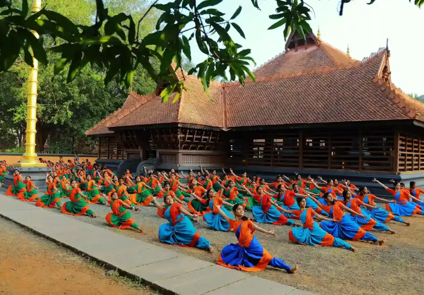 കേരള കലാമണ്ഡലം സ്ഥാപിക്കാന്‍ മുന്‍കൈയെടുത്ത മലയാള കവി ആരാണ് എ) കെ സി കേശവപിള്ള ബി) വെണ്‍മണി മഹന്‍ സി) മച്ചാട്ട് ഇളയത് ഡി) വള്ളത്തോള്‍ അനുബന്ധ വിവരങ്ങള്‍ 1930-ല്‍ മഹാകവി വള്ളത്തോള്‍ നാരായണമേനോന്‍ ചെറുതുരുത്തി ആസ്ഥാനമായി സ്ഥാപിച്ച കേരള കലാമണ്ഡലത്തെ കേരള സര്‍ക്കാര്‍ 1957-ല്‍ ഏറ്റെടുത്തു. കലാമണ്ഡലത്തിന്റെ പ്രഥമ സെക്രട്ടറിയായിരുന്നത് മുകുന്ദരാജയാണ്. കലാമണ്ഡലത്തിന്റെ പ്രോ ചാന്‍സലര്‍ സംസ്ഥാന സാംസ്‌കാരിക വകുപ്പ് മന്ത്രിയാണ്. കേരള കലാമണ്ഡലം കഥകളിയുടെ പരിപോഷണവുമായിട്ടാണ് മുഖ്യമായും ബന്ധപ്പെട്ടിരിക്കുന്നത്. കേരളത്തിലെ ആദ്യ നൃത്യ- നാട്യ പുരസ്‌കാരത്തിന് അര്‍ഹയായത് കലാമണ്ഡലം സത്യഭാമയാണ്. ചവറ പാറുക്കുട്ടിയമ്മ കഥകളി രംഗത്തെ പ്രശസ്ത കലാകാരിയായിരുന്നു. ഹസ്തലക്ഷണദീപിക കഥകളിയുമായി ബന്ധപ്പെട്ട ആധികാരിക ഗ്രന്ഥമാണ്. കഥകളി തുടങ്ങിക്കഴിഞ്ഞു എന്ന് അറിയിക്കുന്ന ഗണപതികൊട്ട് അരങ്ങ് കേളി എന്നറിയപ്പെടുന്നു. കേരളത്തിലെ ആദ്യത്തെ വനിതാ കഥകളി സംഘം തൃപ്പൂണിത്തുറ വനിതാ കഥകളി സംഘമാണ്. കഥകളിക്ക് ദേശീയ തലത്തില്‍ പുരസ്‌കാരം നേടിയ ആദ്യ കലാകാരനാണ് ഗുരു കുഞ്ചുക്കുറുപ്പ്. കേരള കലാമണ്ഡലം സ്ഥാപിക്കാന്‍ മുന്‍കൈയെടുത്ത മലയാള കവി ആരാണ് ഉത്തരം ഡി) വള്ളത്തോള്‍ റാങ്ക് മേക്കിങ് പോയിന്റ്: 1927-ല്‍ കേരളത്തിന് വെളിയില്‍ ആദ്യമായി കഥകളി അവതരിപ്പിച്ചത് തമിഴ്‌നാട്ടിലെ അഡയാറില്‍ ആണ്. 2025 ജൂണ്‍ 28-ന് നടന്ന കേരള പി എസ് സിയുടെ ബിരുദതല പ്രാഥമിക പരീക്ഷയില്‍നിന്നുമുള്ള ചോദ്യവും അനുബന്ധ വസ്തുതകളും ഒരു റാങ്ക് മേക്കിങ് പോയിന്റും നമുക്ക് പഠിക്കാം. എല്ലാവര്‍ക്കും തുല്ല്യ നിയമപരിരക്ഷ എന്ന ആശയത്തിന് ഇന്ത്യ കടപ്പെട്ടിരിക്കുന്ന രാജ്യമേത്? ഉത്തരം പഠിക്കാന്‍ ക്ലിക്ക് ചെയ്യുക. kozhikode psc coaching center, calicut psc coaching center, best psc coaching center, best psc coaching center kozhikode, best psc coaching center calicut, ldc exam coaching, psc exam coaching kozhikode, psc exam coaching calicut, psc exams kozhikode, psc exams calicut,