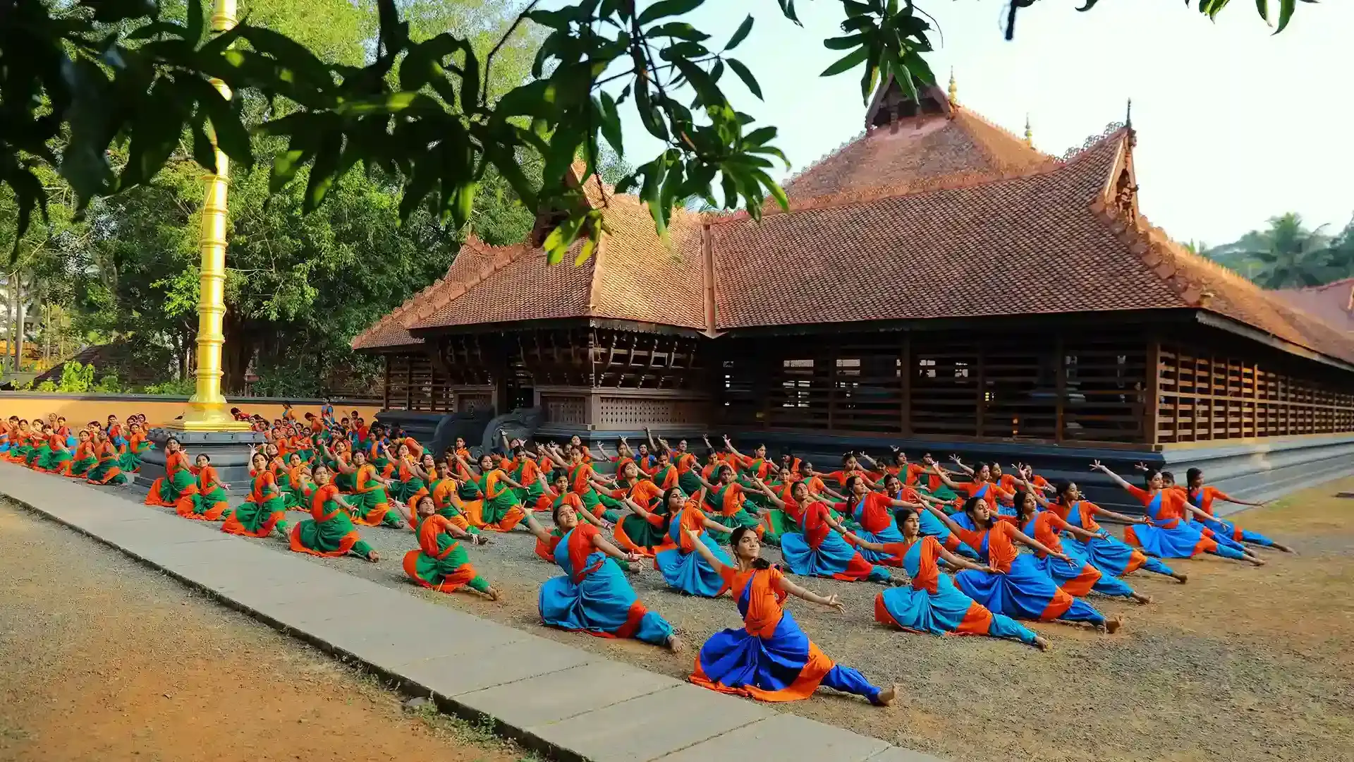 കേരള കലാമണ്ഡലം സ്ഥാപിക്കാന്‍ മുന്‍കൈയെടുത്ത മലയാള കവി ആരാണ് എ) കെ സി കേശവപിള്ള ബി) വെണ്‍മണി മഹന്‍ സി) മച്ചാട്ട് ഇളയത് ഡി) വള്ളത്തോള്‍ അനുബന്ധ വിവരങ്ങള്‍ 1930-ല്‍ മഹാകവി വള്ളത്തോള്‍ നാരായണമേനോന്‍ ചെറുതുരുത്തി ആസ്ഥാനമായി സ്ഥാപിച്ച കേരള കലാമണ്ഡലത്തെ കേരള സര്‍ക്കാര്‍ 1957-ല്‍ ഏറ്റെടുത്തു. കലാമണ്ഡലത്തിന്റെ പ്രഥമ സെക്രട്ടറിയായിരുന്നത് മുകുന്ദരാജയാണ്. കലാമണ്ഡലത്തിന്റെ പ്രോ ചാന്‍സലര്‍ സംസ്ഥാന സാംസ്‌കാരിക വകുപ്പ് മന്ത്രിയാണ്. കേരള കലാമണ്ഡലം കഥകളിയുടെ പരിപോഷണവുമായിട്ടാണ് മുഖ്യമായും ബന്ധപ്പെട്ടിരിക്കുന്നത്. കേരളത്തിലെ ആദ്യ നൃത്യ- നാട്യ പുരസ്‌കാരത്തിന് അര്‍ഹയായത് കലാമണ്ഡലം സത്യഭാമയാണ്. ചവറ പാറുക്കുട്ടിയമ്മ കഥകളി രംഗത്തെ പ്രശസ്ത കലാകാരിയായിരുന്നു. ഹസ്തലക്ഷണദീപിക കഥകളിയുമായി ബന്ധപ്പെട്ട ആധികാരിക ഗ്രന്ഥമാണ്. കഥകളി തുടങ്ങിക്കഴിഞ്ഞു എന്ന് അറിയിക്കുന്ന ഗണപതികൊട്ട് അരങ്ങ് കേളി എന്നറിയപ്പെടുന്നു. കേരളത്തിലെ ആദ്യത്തെ വനിതാ കഥകളി സംഘം തൃപ്പൂണിത്തുറ വനിതാ കഥകളി സംഘമാണ്. കഥകളിക്ക് ദേശീയ തലത്തില്‍ പുരസ്‌കാരം നേടിയ ആദ്യ കലാകാരനാണ് ഗുരു കുഞ്ചുക്കുറുപ്പ്. കേരള കലാമണ്ഡലം സ്ഥാപിക്കാന്‍ മുന്‍കൈയെടുത്ത മലയാള കവി ആരാണ് ഉത്തരം ഡി) വള്ളത്തോള്‍ റാങ്ക് മേക്കിങ് പോയിന്റ്: 1927-ല്‍ കേരളത്തിന് വെളിയില്‍ ആദ്യമായി കഥകളി അവതരിപ്പിച്ചത് തമിഴ്‌നാട്ടിലെ അഡയാറില്‍ ആണ്. 2025 ജൂണ്‍ 28-ന് നടന്ന കേരള പി എസ് സിയുടെ ബിരുദതല പ്രാഥമിക പരീക്ഷയില്‍നിന്നുമുള്ള ചോദ്യവും അനുബന്ധ വസ്തുതകളും ഒരു റാങ്ക് മേക്കിങ് പോയിന്റും നമുക്ക് പഠിക്കാം. എല്ലാവര്‍ക്കും തുല്ല്യ നിയമപരിരക്ഷ എന്ന ആശയത്തിന് ഇന്ത്യ കടപ്പെട്ടിരിക്കുന്ന രാജ്യമേത്? ഉത്തരം പഠിക്കാന്‍ ക്ലിക്ക് ചെയ്യുക. kozhikode psc coaching center, calicut psc coaching center, best psc coaching center, best psc coaching center kozhikode, best psc coaching center calicut, ldc exam coaching, psc exam coaching kozhikode, psc exam coaching calicut, psc exams kozhikode, psc exams calicut,