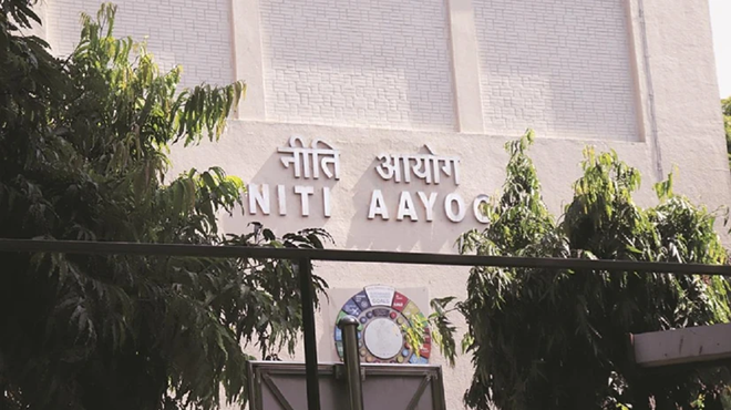 താഴെപ്പറയുന്നവയില്‍ ഏതാണ് നിതി ആയോഗിന്റെ ലക്ഷ്യമല്ലാത്തത് എ) സഹകരണ ഫെഡറലിസം വളര്‍ത്താന്‍ ബി) കേന്ദ്ര തലത്തില്‍ വിശ്വസനീയമായ പദ്ധതികള്‍ രൂപീകരിക്കുന്നതിനുള്ള സംവിധാനങ്ങള്‍ വികസിപ്പിക്കുക സി) തന്ത്രപരവും ദീര്‍ഘകാലവുമായ നയവും പ്രോഗ്രാം ചട്ടക്കൂടുകളും സംരംഭങ്ങളും രൂപപ്പെടുത്തുന്നതിന് ഡി) അറിവ്, നവീകരണം, സംരംഭക പിന്തുണ സംവിധാനം എന്നിവ സൃഷ്ടിക്കാന്‍ അനുബന്ധ വിവരങ്ങള്‍ ഇന്ത്യയില്‍ ആസൂത്രണ കമ്മീഷനെ 2014 ഓഗസ്റ്റ് 17-ന് പിരിച്ചുവിട്ടു. ആസൂത്രണ കമ്മീഷന് പകരം നിതി ആയോഗ് 2015 ജനുവരി 1-ന് നിലവില്‍വന്നു. നിതി ആയോഗിന്റെ അധ്യക്ഷന്‍ പ്രധാനമന്ത്രി നിതി ആയോഗിന്റെ ആദ്യത്തെ അധ്യക്ഷന്‍ നരേന്ദ്രമോദിയാണ്. നിതി ആയോഗിന്റെ ആദ്യത്തെ ഉപാധ്യക്ഷന്‍ അരവിന്ദ് പനഗാരിയയാണ്. നിതി ആയോഗിന്റെ ആദ്യത്തെ സിഇഒ സിന്ധുശ്രീ ഖുള്ളര്‍. നിതി ആയോഗിന്‍രെ ആസ്ഥാനം ന്യൂഡല്‍ഹി. നിതി ആയോഗിന്റെ ഭരണസമിതിയാണ് ഗവേണിങ് കൗണ്‍സില്‍. നിതി ആയോഗ് ഒരു ഉപദേശക സമിതി സ്വഭാവമുള്ള സ്ഥാപനമാണ്. ഇന്ത്യയുടെ പോളിസി കമ്മീഷന്‍ എന്നറിയപ്പെടുന്നത് നിതി ആയോഗാണ്. ഉത്തരം: ബി) കേന്ദ്ര തലത്തില്‍ വിശ്വസനീയമായ പദ്ധതികള്‍ രൂപീകരിക്കുന്നതിനുള്ള സംവിധാനങ്ങള്‍ വികസിപ്പിക്കുക ബോണസ് പോയിന്റ്: നിതി ആയോഗിന്റെ ലക്ഷ്യങ്ങള്‍- വ്യവസായമേഖലയില്‍ സര്‍ക്കാര്‍ പങ്കാളിത്തം കുറയ്ക്കുക, മധ്യവര്‍ഗത്തെ ഉപയോഗിച്ച് സുസ്ഥിര സാമ്പത്തിക വളര്‍ച്ച, കാര്‍ഷികമേഖലയെ മിശ്ര കാര്‍ഷിക ഉല്‍പ്പാദനത്തിലൂടെ പുരോഗതിയിലേക്ക് എത്തിക്കുക, പ്രവാസി ഇന്ത്യക്കാരുടെ സേവനം സാമ്പത്തിക സാങ്കേതിക വളര്‍ച്ചയ്ക്ക് ഉപയോഗിക്കുക മുതലായവ. best psc coaching centre kozhikode silverleaf psc academy, best psc coaching centre calicut silverleaf psc, psc coaching center, free psc notes, free online psc notes, kerala psc free notes, kerala psc free notes online, pyqs, kerala psc pyqs, kerala psc previous year questions, silverleaf psc academy