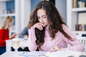 കേരള പി എസ് സി മുന്‍വര്‍ഷ ചോദ്യങ്ങളും അനുബന്ധ വസ്തുതകളും സെറ്റ് 6 (Kerala PSC Pyqs & Connected Facts), 1. ഗാന്ധിജിയുടെ നേതൃത്വത്തില്‍ നടന്ന നിസ്സഹകരണ സമരം നിര്‍ത്തിവയ്ക്കാനുണ്ടായ കാരണം എ) പൂനെ കരാര്‍ ബി) ചൗരിചൗരാ സംഭവം സി) ഒന്നാം വട്ടമേശ സമ്മേളനം ഡി) രണ്ടാം വട്ടമേശ സമ്മേളനം ഉത്തരം ബി 1922 ഫെബ്രുവരി 5-ന് ഉത്തര്‍പ്രദേശിലെ ചൗരിചൗര ഗ്രാമത്തില്‍ കോണ്‍ഗ്രസ് ജാഥയ്ക്കുനേരെ പൊലീസ് വെടിവച്ചതിനെ തുടര്‍ന്ന് അക്രമാസക്തരായ ജനക്കൂട്ടം പൊലീസ് സ്റ്റേഷന്‍ ആക്രമിച്ച് തീവച്ചു. 22 പൊലീസുകാര്‍ കൊല്ലപ്പെട്ടു. ജനങ്ങള്‍ക്ക് അഹിംസയുടെ മാര്‍ഗം ശരിയായി മനസ്സിലായില്ലെന്ന് വിശേഷിപ്പിച്ചു കൊണ്ട് ഗാന്ധിജി നിസ്സഹകരണ സമരം പിന്‍വലിച്ചു ഗാന്ധിജിയുടെ നേതൃത്വത്തില്‍ ഇന്ത്യന്‍ നാഷണല്‍ കോണ്‍ഗ്രസ് നടത്തിയ ആദ്യത്തെ ദേശീയ പ്രക്ഷോഭമാണ് നിസ്സഹകരണ പ്രസ്ഥാനം. 1920 ഓഗസ്റ്റ് 1-ന് ഗാന്ധിജി നിസ്സഹകരണ പ്രസ്ഥാനം ആരംഭിക്കാന്‍ തീരുമാനിച്ചു. 1920-ല്‍ കല്‍ക്കട്ടയില്‍ വച്ച് നടന്ന കോണ്‍ഗ്രസിന്റെ പ്രത്യേക സമ്മേളനമാണ് നിസ്സഹകരണ സമരത്തിന് പിന്തുണ പ്രഖ്യാപിച്ചത്. 1920-ല്‍ നാഗ്പൂരില്‍ നടന്ന വാര്‍ഷിക സമ്മേളനത്തില്‍വച്ച് നിസ്സഹകരണ പ്രസ്ഥാനത്തന് കോണ്‍ഗ്രസ് അംഗീകാരം നല്‍കി. 2. ദി ട്രാന്‍സ്ഫര്‍ ഓഫ് പവര്‍ ഇന്‍ ഇന്ത്യ എന്ന ഗ്രന്ഥത്തിന്റെ കര്‍ത്താവ് എ) സര്‍ദാര്‍ വല്ലഭ് ഭായ് പട്ടേല്‍ ബി) വി പി മേനോന്‍ സി) കെ എം പണിക്കര്‍ ഡി) എസ് എന്‍ ഭട്‌നാഗര്‍ ഉത്തരം ബി നാട്ടുരാജ്യങ്ങളുടെ സംയോജനത്തിന്റെ ചുമതലയുണ്ടായിരുന്ന സ്റ്റേറ്റ് ഡിപ്പാര്‍ട്ട്‌മെന്റിന്റെ സെക്രട്ടറിയായിരുന്ന മലയാളിയാണ് വാപ്പാല പങ്കുണ്ണി മേനോന്‍ എന്ന വി പി മേനോന്‍. ദി സ്റ്റോറി ഓഫ് ദി ഇന്റഗ്രേഷന്‍ ഓപ് ഇന്ത്യന്‍ സ്റ്റേറ്റ്‌സ് എന്ന പുസ്തകവും വി പി മേനോന്‍ എഴുതിയിട്ടുണ്ട്. നാട്ടുരാജ്യങ്ങളുടെ സംയോജനത്തിന് നേതൃത്വം നല്‍കിയത് സര്‍ദാര്‍ വല്ലഭ്ഭായ് പട്ടേല്‍ ആണ്. സ്റ്റേറ്റ് ഡിപ്പാര്‍ട്ട്‌മെന്റിന്റെ ചുമതല ഉണ്ടായിരുന്ന മന്ത്രി: സര്‍ദാര്‍ വല്ലഭ്ഭായ് പട്ടേല്‍ ഇന്ത്യയ്ക്ക് സ്വാതന്ത്ര്യം ലഭിക്കുന്ന സമയത്ത് ഉണ്ടായിരുന്ന 560 ഓളം നാട്ടുരാജ്യങ്ങളില്‍ കശ്മീര്‍, ജുനഗഢ്, ഹൈദരാബാദ് എന്നിവ ഇന്ത്യയില്‍ ലയിക്കാന്‍ തയ്യാറായില്ല. കശ്മീര്‍ ലയനക്കരാര്‍ വഴിയും ഹൈദരാബാദിനെ ഓപ്പറേഷന്‍ പോളോയിലൂടെയും ജുനഗഢ് ജനഹിത പരിശോധനയിലൂടെയും ഇന്ത്യയിലേക്ക് കൂട്ടിച്ചേര്‍ക്കപ്പെട്ടു. ജുനഗഢിനെ ഇന്ത്യയില്‍ ലയിപ്പിക്കണം എന്നാവശ്യപ്പെട്ട് നടത്തിയ പ്രക്ഷോഭത്തിന് നേതൃത്വം നല്‍കിയത് സമല്‍ദാസ് ഗാന്ധിയാണ്. 3. ധനബില്‍ ആദ്യം അവതരിപ്പിക്കുന്നത് പാര്‍ലമെന്റിലെ ഏത് സഭയിലാണ് എ) രാജ്യസഭയില്‍ ബി) ലോകസഭയില്‍ സി) ലോകസഭയിലോ രാജ്യസഭയിലോ അവതരിപ്പിക്കാം ഡി) ഭരണഘടനയില്‍ ഈ കാര്യം പ്രത്യേകം അനുശാസിക്കുന്നില്ല ഉത്തരം ബി ഒരു ബില്‍ ധനബില്ലാണോ അല്ലയോ എന്ന് തീരുമാനിക്കുന്നത് ലോകസഭ സ്പീക്കര്‍ ആണ്. ധനബില്‍ ലോകസഭയില്‍ അവതരിപ്പിക്കാന്‍ രാഷ്ട്രപതിയുടെ അനുമതി ആവശ്യമാണ്. ഭരണഘടനയിലെ അനുച്ഛേദം 110-ല്‍ ധനബില്ലിനെ കുറിച്ച് പ്രതിപാദിക്കുന്നു. ലോകസഭ ഒരു ധനബില്‍ പാസാക്കി പരിണനയ്ക്കായി രാജ്യസഭയിലേക്ക് അയച്ചാല്‍ 14 ദിവസത്തിനുള്ളില്‍ ആ ബില്‍ രാജ്യസഭ തിരിച്ചയക്കണം. തിരിച്ചയച്ചില്ലെങ്കില്‍ രാജ്യസഭയുടെ അംഗീകാരമില്ലാതെ തന്നെ ആ ധനബില്‍ പാസായതായി കണക്കാക്കും. ഖജനാവിലേക്കുള്ള ധനസമാഹരണം, പണത്തിന്റെ വിനിയോഗം എന്നിവയുമായി ബന്ധപ്പെട്ട ബില്ലുകളാണ് ധനബില്‍. 4. നിസാം സാഗര്‍ നദീതട പദ്ധതി ഏത് നദിയിലാണ് സ്ഥിതി ചെയ്യുന്നത് എ) ഗംഗ ബി) കാവേരി സി) കൃഷ്ണ ഡി) ഗോദാവരി ഉത്തരം ഡി ഹിമാലയത്തിലെ ഗംഗോത്രി ഗ്ലേഷ്യറിലെ ഗായ്മുഖ് ഗുഹയാണ് ഗംഗയുടെ പ്രഭവ സ്ഥാനം. ഗംഗയില്‍ കാണപ്പെടുന്ന ഗംഗാ ഡോള്‍ഫിന്‍ വംശനാശ ഭീഷണി നേരിടുന്ന ജീവിവര്‍ഗമാണ്. ഇന്ത്യയുടെ ദേശീയ ജലജീവി ഗംഗാ ഡോള്‍ഫിന്‍ ആണ്. ഗംഗാ സംരക്ഷണ പദ്ധതിയാണ് നമാമി ഗംഗ കര്‍ണാടകയിലെ ബ്രഹ്മഹിരി കുന്നുകളിലെ തലക്കാവേരിയില്‍നിന്നാണ് കാവേരി ഉല്‍ഭവിക്കുന്നത്. മഹാരാഷ്ട്രയിലെ മഹാബലേശ്വര്‍ കുന്നുകളില്‍നിന്നാണ് കൃഷ്ണ നദി ഉല്‍ഭവിക്കുന്നത്. മഹാരാഷ്ട്രയിലെ നാസിക് ജില്ലയിലെ ത്രയമ്പക് കുന്നുകളില്‍നിന്നാണ് ഗോദാവരി ഉല്‍ഭവിക്കുന്നത്. 5. കേരളത്തിലെ ആദ്യ തീവണ്ടി യാത്ര ഏതെല്ലാം സ്ഥലങ്ങളെ ബന്ധിപ്പിച്ചായിരുന്നു എ) കൊല്ലം- തിരുവനന്തപുരം ബി) കൊച്ചി- കൊല്ലം സി) ഷൊര്‍ണൂര്‍- തിരൂര്‍ ഡി) തിരൂര്‍- ബേപ്പൂര്‍ ഉത്തരം ഡി കേരളത്തിലെ ആദ്യത്തെ റെയില്‍പ്പാത തിരൂരിനേയും ബേപ്പൂരിനേയും ബന്ധിപ്പിച്ചു കൊണ്ട് 1861-ല്‍ നിലവില്‍വന്നു. തിരുവിതാംകൂറിലെ ആദ്യ റെയില്‍പ്പാത കൊല്ലത്തേയും തിരുനെല്‍വേലിയേയും ബന്ധിപ്പിച്ചു കൊണ്ട് 1904-ല്‍ നിലവില്‍വന്നു. തിരുവനന്തപുരം റെയില്‍വേ ഡിവിഷന്റെ ആസ്ഥാനം തിരുവനന്തപുരത്തെ തൈക്കാട് ആണ്. പാലക്കാട് റെയില്‍വേ ഡിവിഷന്റെ ആസ്ഥാനം ഒലവക്കോട് ആണ്. കേരളത്തിലെ ഏറ്റവും വലിയ റെയില്‍വേ ജംഗ്ഷന്‍ ഷൊര്‍ണൂര്‍ ആണ്. കേരളത്തിലെ ആദ്യത്തെ ഇലക്ട്രിക് റെയില്‍പ്പാത എറണാകുളം മുതല്‍ ഷൊര്‍ണൂര്‍ വരെയാണ്. കേരളത്തിലെ ഏറ്റവും നീളം കൂടിയ റെയില്‍ കം റോഡ് ബ്രിഡ്ജ് 4.62 കിലോമീറ്റര്‍ ദൈര്‍ഘ്യമുള്ള വല്ലാര്‍പ്പാടം റെയില്‍ ബ്രിഡ്ജ് ആണ്. 6. ചുവടെ തന്നിരിക്കുന്ന സംഭവങ്ങളെ കാലഗണനാ ക്രമത്തിലാക്കുക? 1. ഗുരുവായൂര്‍ സത്യഗ്രഹം 2. ഈഴവ മെമ്മോറിയല്‍ 3. പാലിയം സത്യഗ്രഹം 4. വൈക്കം സത്യഗ്രഹം എ) 2, 1, 3, 4 ബി) 2, 4, 1, 3 സി) 3, 2, 1, 4 ഡി) 3, 1, 2, 4 ഉത്തരം ബി എല്ലാ ഹിന്ദുക്കള്‍ക്കും ക്ഷേത്രപ്രവേശനം വേണമെന്ന ആവശ്യവുമായി കെപിസിസിയുടെ നേതൃത്വത്തില്‍ 1931 നവംബര്‍ 1-ന് ആരംഭിച്ച് 1932 ഒക്ടോബര്‍ 2-ന് അവസാനിച്ച പ്രക്ഷോഭമാണ് ഗുരുവായൂര്‍ സത്യഗ്രഹം. ഗുരുവായൂര്‍ സത്യഗ്രഹത്തിന്റെ വോളന്റിയര്‍ ക്യാപ്റ്റന്‍ എ കെ ഗോപാലന്‍ ആണ്. സര്‍ക്കാര്‍ സ്‌കൂളുകളിലും സര്‍ക്കാര്‍ ഉദ്യോഗങ്ങളിലും ഈഴവര്‍ക്ക് അവസരം ആവശ്യപ്പെട്ട് 13176 പേര്‍ ഒപ്പിട്ട് 1896 സെപ്തംബര്‍ 3-ന് ഡോ പല്‍പുവിന്റെ നേതൃത്വത്തില്‍ തിരുവിതാംകൂര്‍ രാജാവായ ശ്രീമൂലം തിരുനാളിന് സമര്‍പ്പിച്ച ഹര്‍ജിയാണ് ഈഴവ മെമ്മോറിയല്‍. ഹര്‍ജിയിലെ ആവശ്യങ്ങള്‍ അന്നത്തെ ദിവാനായിരുന്ന ശങ്കരസുബ്ബയ്യര്‍ തള്ളിയതിനെ തുടര്‍ന്ന് 1900-ല്‍ തിരുവിതാംകൂര്‍ സന്ദര്‍ശിച്ച വൈസ്രോയി കഴ്‌സണ്‍ പ്രഭുവിന് രണ്ടാം ഈഴവ മെമ്മോറിയല്‍ സമര്‍പ്പിച്ചു. സ്വാതന്ത്ര്യാനന്തര കേരളത്തില്‍ നടന്ന ആദ്യത്തെ സത്യഗ്രഹമാണ് പാലിയം സത്യഗ്രഹം (1947- 48). കൊച്ചി രാജാവിന്റെ പ്രധാനമന്ത്രിയായിരുന്ന പാലിയത്തച്ചന്റെ വീടിന് മുന്നിലുള്ള പൊതുനിരത്തിലൂടെ അവര്‍ണര്‍ക്കും അഹിന്ദുക്കള്‍ക്കും നടക്കാനുള്ള സ്വാതന്ത്ര്യം നേടിയെടുക്കാന്‍ നടത്തിയ സത്യഗ്രഹമാണ് പാലിയം സത്യഗ്രഹം. ഇന്ത്യയില്‍ അയിത്തത്തിന് എതിരായി കോണ്‍ഗ്രസ് നടത്തിയ ആദ്യ പ്രക്ഷോഭമാണ് വൈക്കം സത്യഗ്രഹം (1924- 1925) വൈക്കം സത്യഗ്രഹത്തിന്റെ നേതൃത്വം നല്‍കിയ നേതാക്കള്‍: ടി കെ മാധവന്‍, കെ കേളപ്പന്‍, സി വി കുഞ്ഞിരാമന്‍, കെ പി കേശവ മേനോന്‍. 7. ഇന്ത്യയുടെ സൗരദൗത്യത്തിന്റെ പേരെന്ത് എ) ആദിത്യ എല്‍1 ബി) മംഗള്‍യാന്‍ സി) ചന്ദ്രയാന്‍ ഡി) ഗഗന്‍യാന്‍ ഉത്തരം എ ഇന്ത്യയുടെ ആദ്യത്തെ സൗരപര്യവേഷണ ദൗത്യമായ ആദിത്യ എല്‍1 2023 സെപ്തംബര്‍ 2-ന് വിക്ഷേപിച്ചു. വിക്ഷേപണ വാഹനം: പിഎസ്എല്‍വി സി57 ഭൂമിയില്‍നിന്നും 15 ലക്ഷം കിലോമീറ്റര്‍ ദൂരെയുള്ള ഭ്രമണപഥത്തില്‍നിന്നും സൂര്യനെ പഠിക്കുകയാണ് ആദിത്യ എല്‍1-ന്റെ ദൗത്യം ഈ ഭ്രമണപഥം ലഗ്രാഞ്ചെ പോയിന്റെ (എല്‍1) എന്നറിയപ്പെടുന്നു. 2024 ജനുവരി 6-ന് ലക്ഷ്യസ്ഥാനത്ത് എത്തിയ ആദിത്യ എല്‍1-ന്റെ പ്രോജക്ട് ഡയറക്ടര്‍ നിഗര്‍ ഷാജിയും മിഷന്‍ ഡയറക്ടര്‍ എസ് ആര്‍ ബിജുവും ആണ്. 8. നീതി ആയോഗിന്റെ ഇപ്പോഴത്തെ വൈസ് ചെയര്‍മാന്‍ എ) പരമേശ്വര അയ്യര്‍ ബി) നരേന്ദ്ര മോദി സി) സുമന്‍ ബെറി ഡി) റാവു ഇന്ദ്രജിത്ത് സിംഗ് ഉത്തരം സി ഇന്ത്യയുടെ മുഖ്യതിരഞ്ഞെടുപ്പ് കമ്മീഷണര്‍: ഗ്യാനേഷ് കുമാര്‍ കേന്ദ്ര വിവരാവകാശ കമ്മീഷണര്‍: രാജ് കുമാര്‍ ഗോയല്‍ കേന്ദ്ര വനിതാ കമ്മീഷന്‍ അധ്യക്ഷ: വിജയ കെ രഹത്കര്‍ സംസ്ഥാന തിരഞ്ഞെടുപ്പ് കമ്മീഷണര്‍: എ ഷാജഹാന്‍ സംസ്ഥാന വിവരാവകാശ കമ്മീഷണര്‍: വി ഹരിനായര്‍ സംസ്ഥാന വനിത കമ്മീഷന്‍ അധ്യക്ഷ: അഡ്വി പി സതീദേവി സംസ്ഥാന വയോജന കമ്മീഷന്‍ അധ്യക്ഷന്‍: കെ സോമപ്രസാദ് 9. മനുഷ്യന് കേള്‍ക്കാന്‍ കഴിയുന്ന ശബ്ദത്തിന്റെ പരിധി എ) 20 ഹെര്‍ട്‌സിന് താഴെ ബി) 20000 ഹെര്‍ട്‌സിന് മുകളില്‍ സി) 20 ഹെര്‍ട്‌സിനും 20000 ഹെര്‍ട്‌സിനും ഇടയില്‍ ഡി) പരിധിയില്ല ഉത്തരം സി ശബ്ദമുണ്ടാകാന്‍ കാരണം കമ്പനമാണ്. ഒരു സെക്കന്റില്‍ ഉണ്ടാകുന്ന കമ്പനങ്ങളുടെ എണ്ണമാണ് ആവൃത്തി. ശബ്ദത്തിന്റെ ആവൃത്തിയുടെ യൂണിറ്റ്: ഹെര്‍ട്‌സ് ശബ്ദ തീവ്രതയുടെ യൂണിറ്റ്: ഡെസിബെല്‍ ശൂന്യതയില്‍ സഞ്ചരിക്കാന്‍ കഴിയാത്ത ഊര്‍ജ്ജരൂപമാണ് ശബ്ദം. ശബ്ദത്തെക്കുറിച്ചുള്ള പഠനമാണ് അക്കൗസ്റ്റിക്‌സ്. പ്രതിധ്വനിയെക്കുറിച്ചുള്ള പഠനമാണ് കാറ്റക്കോസ്റ്റിക്‌സ് 10. തന്നിരിക്കുന്നവയില്‍ ക്രിസ്റ്റലാകൃതിയില്ലാത്ത കാര്‍ബണിന്റെ രൂപാന്തരമേത് എ) വജ്രം ബി) ഗ്രാഫൈറ്റ് സി) കല്‍ക്കരി ഡി) ഫുള്ളറിന്‍ ഉത്തരം സി വജ്രം, കാര്‍ബണ്‍, ഫുള്ളറീന്‍, ഗ്രാഫീന്‍, അമോര്‍ഫസ്, കാര്‍ബണ്‍ എന്നിവയാണ് കാര്‍ബണിന്റെ വിവിധ രൂപാന്തരങ്ങള്‍. കാര്‍ബണിന്റെ ഏറ്റവും കാഠിന്യമുള്ള രൂപാന്തരമാണ് വജ്രം. ഭൂമിയിലെ ഏറ്റവും കാഠിന്യമുള്ള പദാര്‍ഥം വജ്രവും രണ്ടാമത്തെ പദാര്‍ഥം കൊറണ്ടവും ആണ്. വജ്രം മികച്ച താപചാലകം ആണ്. വജ്രത്തിന്റെ കാഠിന്യം 10 മൊഹ്‌സ് ആണ്. പദാര്‍ഥങ്ങളുടെ കാഠിന്യം അളക്കാന്‍ ഉപയോഗിക്കുന്ന സ്‌കെയില്‍ ആണ് മൊഹ്‌സ്. 11. ഒരു കാര്‍ഡിയാക് സൈക്കിള്‍ പൂര്‍ത്തീകരിക്കാന്‍ ആവശ്യമായ സമയം എത്ര എ) 0.2 സെക്കന്റുകള്‍ ബി) 0.6 സെക്കന്റുകള്‍ സി) 0.9 സെക്കന്റുകള്‍ ഡി) 0.8 സെക്കന്റുകള്‍ ഉത്തരം ഡി രക്തപര്യയന വ്യവസ്ഥയുടെ കേന്ദ്രം: ഹൃദയം മനുഷ്യ ഹൃദയത്തിന്റെ ഏകദേശ ഭാരം: 250-300 ഗ്രാം മനുഷ്യ ഹൃദയത്തിലെ അറകള്‍: 4 ഹൃദയ സ്പന്ദനത്തിനുവേണ്ട സമയം: 0.8 സെക്കന്റ് ഹൃദയം ഒരു തവണ സങ്കോചിക്കുമ്പോള്‍ ധമനികളിലേക്ക് പമ്പ് ചെയ്യപ്പെടുന്ന രക്തത്തിന്റെ അളവ്: ഏകദേശം 70 മില്ലി ലിറ്റര്‍ മനുഷ്യന്റെ സിസ്റ്റളിക് മര്‍ദ്ദം: 120 എംഎം/ മെര്‍ക്കുറി മനുഷ്യന്റെ ഡയസ്റ്റളിക് മര്‍ദ്ദം: 80 എംഎം/ മെര്‍ക്കുറി 12. ഇന്ത്യന്‍ ഭരണഘടനയുമായി ബന്ധപ്പെട്ട് ശരിയായ പ്രസ്താവനകള്‍ ഏവ i. ലോകത്തിലെ ഏറ്റവും വലിയ എഴുതപ്പെടാത്ത ഭരണഘടന ii. ഭരണഘടനാ ഡ്രാഫ്റ്റിങ് കമ്മിറ്റിയുടെ ചെയര്‍മാന്‍ ഡോ ബി ആര്‍ അംബേദ്കര്‍ ആയിരുന്നു. iii. സ്വതന്ത്ര്യമായ നീതിന്യായ വ്യവസ്ഥ ഉറപ്പ് വരുത്തുന്നു iv. ആറ് മൗലിക അവകാശങ്ങള്‍ ഉള്‍ക്കൊള്ളുന്നു എ) i, iii ബി) ii, iv സി) ii, iii, iv ഡി) iii, iv ഉത്തരം സി മഹാത്മാഗാന്ധി കീ ജയ് എന്ന മുദ്രാവാക്യം മുഴക്കിക്കൊണ്ട് പാസാക്കിയ ഏക അനുച്ഛേദം: 17 അനുച്ഛേദം 17-ല്‍ തൊട്ടുകൂടായ്മ, അയിത്തം എന്നിവ നിരോധിക്കുന്നു. അനുച്ഛേദം 19 (1)-ല്‍ ആറ് മൗലിക സ്വാതന്ത്ര്യങ്ങളെക്കുറിച്ച് പ്രതിപാദിക്കുന്നു. നിയമത്തിന് മുന്നില്‍ എല്ലാവരും തുല്യരാണെന്നും എല്ലാവര്‍ക്കും തുല്യ നിയമപരിരക്ഷ നല്‍കണമെന്നും പ്രതിപാദിക്കുന്ന അനുച്ഛേദം: 14 പൊതുനിയമനങ്ങളില്‍ അവസര സമത്വം ഉറപ്പു നല്‍കുന്നത് അനുച്ഛേദം 16-ല്‍ ആണ്. ഭരണഘടനയിലെ സുവര്‍ണ ത്രികോണം എന്നറിയപ്പെടുന്ന അനുച്ഛേദങ്ങള്‍ 14, 19, 21 എന്നിവയാണ്. 13. ഏറ്റവും ചെറിയ ആറ്റമുള്ള മൂലകം ഏതാണ് എ) ഓക്‌സിജന്‍ ബി) ഹീലിയം സി) ഹൈഡ്രജന്‍ ഡി) നൈട്രജന്‍ ഉത്തരം സി ആവര്‍ത്തനപ്പട്ടികയിലെ ആദ്യത്തെ മൂലകം: ഹൈഡ്രജന്‍ ഹൈഡ്രജന്‍ കണ്ടുപിടിച്ചത് ഹെന്‍ റി കാവന്‍ഡിഷ് ആണ്. എന്നാല്‍ ഹൈഡ്രജന്‍ എന്ന പേര് നല്‍കിയത് ലാവോസിയ ആണ്. കത്തുന്ന വായുവെന്നാണ് ഹെന്‍ റി കാവന്‍ഡിഷ് ഹൈഡ്രജന്‍ വാതകത്തിന് നല്‍കിയ വിശേഷണം. ഹൈഡ്രജന്‍ എന്ന വാക്കിന് അര്‍ത്ഥം ജലം ഉല്‍പ്പാദിപ്പിക്കുന്നത് എന്നാണ്. സ്വയം കത്തുന്ന മൂലകമാണ് ഹൈഡ്രജന്‍. പ്രപഞ്ചത്തില്‍ ഏറ്റവും കൂടുതല്‍ കാണപ്പെടുന്ന മൂലകം ഹൈഡ്രജന്‍ ആണ്. കേരള പി എസ് സി മുന്‍വര്‍ഷ ചോദ്യങ്ങളും അനുബന്ധ വസ്തുതകളും സെറ്റ് 6 Kerala PSC previous year question papers Kerala PSC PYQ Kerala PSC previous questions Kerala PSC question papers with answers Kerala PSC previous question papers PDF Kerala PSC old question papers, Kerala PSC previous year questions PDF download Kerala PSC PYQ with answers Kerala PSC previous question papers and answer key Kerala PSC degree level previous year questions Kerala PSC 10th level previous question papers Kerala PSC LDC previous year questions Kerala PSC LGS previous year questions Kerala PSC previous year question papers 2026 Kerala PSC PYQ discussion Kerala PSC repeated questions, Kerala PSC previous year question papers free PDF download Download Kerala PSC previous question papers with answers Kerala PSC degree level PYQ 2026 Kerala PSC previous questions Malayalam Kerala PSC PYQ solved papers Kerala PSC previous year questions for LDC LGS Kerala PSC previous question papers official Kerala PSC previous year solved question papers PDF Kerala PSC PYQ for upcoming exams Kerala PSC repeated previous year questions, Kerala PSC PYQ discussion Kerala PSC previous year questions workout Kerala PSC degree level prelims PYQ Kerala PSC previous questions and answers, pyqexplained.com