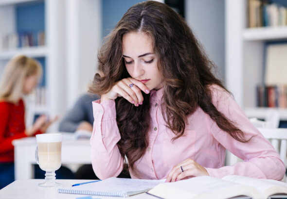 കേരള പി എസ് സി മുന്‍വര്‍ഷ ചോദ്യങ്ങളും അനുബന്ധ വസ്തുതകളും സെറ്റ് 6 (Kerala PSC Pyqs & Connected Facts), 1. ഗാന്ധിജിയുടെ നേതൃത്വത്തില്‍ നടന്ന നിസ്സഹകരണ സമരം നിര്‍ത്തിവയ്ക്കാനുണ്ടായ കാരണം എ) പൂനെ കരാര്‍ ബി) ചൗരിചൗരാ സംഭവം സി) ഒന്നാം വട്ടമേശ സമ്മേളനം ഡി) രണ്ടാം വട്ടമേശ സമ്മേളനം ഉത്തരം ബി 1922 ഫെബ്രുവരി 5-ന് ഉത്തര്‍പ്രദേശിലെ ചൗരിചൗര ഗ്രാമത്തില്‍ കോണ്‍ഗ്രസ് ജാഥയ്ക്കുനേരെ പൊലീസ് വെടിവച്ചതിനെ തുടര്‍ന്ന് അക്രമാസക്തരായ ജനക്കൂട്ടം പൊലീസ് സ്റ്റേഷന്‍ ആക്രമിച്ച് തീവച്ചു. 22 പൊലീസുകാര്‍ കൊല്ലപ്പെട്ടു. ജനങ്ങള്‍ക്ക് അഹിംസയുടെ മാര്‍ഗം ശരിയായി മനസ്സിലായില്ലെന്ന് വിശേഷിപ്പിച്ചു കൊണ്ട് ഗാന്ധിജി നിസ്സഹകരണ സമരം പിന്‍വലിച്ചു ഗാന്ധിജിയുടെ നേതൃത്വത്തില്‍ ഇന്ത്യന്‍ നാഷണല്‍ കോണ്‍ഗ്രസ് നടത്തിയ ആദ്യത്തെ ദേശീയ പ്രക്ഷോഭമാണ് നിസ്സഹകരണ പ്രസ്ഥാനം. 1920 ഓഗസ്റ്റ് 1-ന് ഗാന്ധിജി നിസ്സഹകരണ പ്രസ്ഥാനം ആരംഭിക്കാന്‍ തീരുമാനിച്ചു. 1920-ല്‍ കല്‍ക്കട്ടയില്‍ വച്ച് നടന്ന കോണ്‍ഗ്രസിന്റെ പ്രത്യേക സമ്മേളനമാണ് നിസ്സഹകരണ സമരത്തിന് പിന്തുണ പ്രഖ്യാപിച്ചത്. 1920-ല്‍ നാഗ്പൂരില്‍ നടന്ന വാര്‍ഷിക സമ്മേളനത്തില്‍വച്ച് നിസ്സഹകരണ പ്രസ്ഥാനത്തന് കോണ്‍ഗ്രസ് അംഗീകാരം നല്‍കി. 2. ദി ട്രാന്‍സ്ഫര്‍ ഓഫ് പവര്‍ ഇന്‍ ഇന്ത്യ എന്ന ഗ്രന്ഥത്തിന്റെ കര്‍ത്താവ് എ) സര്‍ദാര്‍ വല്ലഭ് ഭായ് പട്ടേല്‍ ബി) വി പി മേനോന്‍ സി) കെ എം പണിക്കര്‍ ഡി) എസ് എന്‍ ഭട്‌നാഗര്‍ ഉത്തരം ബി നാട്ടുരാജ്യങ്ങളുടെ സംയോജനത്തിന്റെ ചുമതലയുണ്ടായിരുന്ന സ്റ്റേറ്റ് ഡിപ്പാര്‍ട്ട്‌മെന്റിന്റെ സെക്രട്ടറിയായിരുന്ന മലയാളിയാണ് വാപ്പാല പങ്കുണ്ണി മേനോന്‍ എന്ന വി പി മേനോന്‍. ദി സ്റ്റോറി ഓഫ് ദി ഇന്റഗ്രേഷന്‍ ഓപ് ഇന്ത്യന്‍ സ്റ്റേറ്റ്‌സ് എന്ന പുസ്തകവും വി പി മേനോന്‍ എഴുതിയിട്ടുണ്ട്. നാട്ടുരാജ്യങ്ങളുടെ സംയോജനത്തിന് നേതൃത്വം നല്‍കിയത് സര്‍ദാര്‍ വല്ലഭ്ഭായ് പട്ടേല്‍ ആണ്. സ്റ്റേറ്റ് ഡിപ്പാര്‍ട്ട്‌മെന്റിന്റെ ചുമതല ഉണ്ടായിരുന്ന മന്ത്രി: സര്‍ദാര്‍ വല്ലഭ്ഭായ് പട്ടേല്‍ ഇന്ത്യയ്ക്ക് സ്വാതന്ത്ര്യം ലഭിക്കുന്ന സമയത്ത് ഉണ്ടായിരുന്ന 560 ഓളം നാട്ടുരാജ്യങ്ങളില്‍ കശ്മീര്‍, ജുനഗഢ്, ഹൈദരാബാദ് എന്നിവ ഇന്ത്യയില്‍ ലയിക്കാന്‍ തയ്യാറായില്ല. കശ്മീര്‍ ലയനക്കരാര്‍ വഴിയും ഹൈദരാബാദിനെ ഓപ്പറേഷന്‍ പോളോയിലൂടെയും ജുനഗഢ് ജനഹിത പരിശോധനയിലൂടെയും ഇന്ത്യയിലേക്ക് കൂട്ടിച്ചേര്‍ക്കപ്പെട്ടു. ജുനഗഢിനെ ഇന്ത്യയില്‍ ലയിപ്പിക്കണം എന്നാവശ്യപ്പെട്ട് നടത്തിയ പ്രക്ഷോഭത്തിന് നേതൃത്വം നല്‍കിയത് സമല്‍ദാസ് ഗാന്ധിയാണ്. 3. ധനബില്‍ ആദ്യം അവതരിപ്പിക്കുന്നത് പാര്‍ലമെന്റിലെ ഏത് സഭയിലാണ് എ) രാജ്യസഭയില്‍ ബി) ലോകസഭയില്‍ സി) ലോകസഭയിലോ രാജ്യസഭയിലോ അവതരിപ്പിക്കാം ഡി) ഭരണഘടനയില്‍ ഈ കാര്യം പ്രത്യേകം അനുശാസിക്കുന്നില്ല ഉത്തരം ബി ഒരു ബില്‍ ധനബില്ലാണോ അല്ലയോ എന്ന് തീരുമാനിക്കുന്നത് ലോകസഭ സ്പീക്കര്‍ ആണ്. ധനബില്‍ ലോകസഭയില്‍ അവതരിപ്പിക്കാന്‍ രാഷ്ട്രപതിയുടെ അനുമതി ആവശ്യമാണ്. ഭരണഘടനയിലെ അനുച്ഛേദം 110-ല്‍ ധനബില്ലിനെ കുറിച്ച് പ്രതിപാദിക്കുന്നു. ലോകസഭ ഒരു ധനബില്‍ പാസാക്കി പരിണനയ്ക്കായി രാജ്യസഭയിലേക്ക് അയച്ചാല്‍ 14 ദിവസത്തിനുള്ളില്‍ ആ ബില്‍ രാജ്യസഭ തിരിച്ചയക്കണം. തിരിച്ചയച്ചില്ലെങ്കില്‍ രാജ്യസഭയുടെ അംഗീകാരമില്ലാതെ തന്നെ ആ ധനബില്‍ പാസായതായി കണക്കാക്കും. ഖജനാവിലേക്കുള്ള ധനസമാഹരണം, പണത്തിന്റെ വിനിയോഗം എന്നിവയുമായി ബന്ധപ്പെട്ട ബില്ലുകളാണ് ധനബില്‍. 4. നിസാം സാഗര്‍ നദീതട പദ്ധതി ഏത് നദിയിലാണ് സ്ഥിതി ചെയ്യുന്നത് എ) ഗംഗ ബി) കാവേരി സി) കൃഷ്ണ ഡി) ഗോദാവരി ഉത്തരം ഡി ഹിമാലയത്തിലെ ഗംഗോത്രി ഗ്ലേഷ്യറിലെ ഗായ്മുഖ് ഗുഹയാണ് ഗംഗയുടെ പ്രഭവ സ്ഥാനം. ഗംഗയില്‍ കാണപ്പെടുന്ന ഗംഗാ ഡോള്‍ഫിന്‍ വംശനാശ ഭീഷണി നേരിടുന്ന ജീവിവര്‍ഗമാണ്. ഇന്ത്യയുടെ ദേശീയ ജലജീവി ഗംഗാ ഡോള്‍ഫിന്‍ ആണ്. ഗംഗാ സംരക്ഷണ പദ്ധതിയാണ് നമാമി ഗംഗ കര്‍ണാടകയിലെ ബ്രഹ്മഹിരി കുന്നുകളിലെ തലക്കാവേരിയില്‍നിന്നാണ് കാവേരി ഉല്‍ഭവിക്കുന്നത്. മഹാരാഷ്ട്രയിലെ മഹാബലേശ്വര്‍ കുന്നുകളില്‍നിന്നാണ് കൃഷ്ണ നദി ഉല്‍ഭവിക്കുന്നത്. മഹാരാഷ്ട്രയിലെ നാസിക് ജില്ലയിലെ ത്രയമ്പക് കുന്നുകളില്‍നിന്നാണ് ഗോദാവരി ഉല്‍ഭവിക്കുന്നത്. 5. കേരളത്തിലെ ആദ്യ തീവണ്ടി യാത്ര ഏതെല്ലാം സ്ഥലങ്ങളെ ബന്ധിപ്പിച്ചായിരുന്നു എ) കൊല്ലം- തിരുവനന്തപുരം ബി) കൊച്ചി- കൊല്ലം സി) ഷൊര്‍ണൂര്‍- തിരൂര്‍ ഡി) തിരൂര്‍- ബേപ്പൂര്‍ ഉത്തരം ഡി കേരളത്തിലെ ആദ്യത്തെ റെയില്‍പ്പാത തിരൂരിനേയും ബേപ്പൂരിനേയും ബന്ധിപ്പിച്ചു കൊണ്ട് 1861-ല്‍ നിലവില്‍വന്നു. തിരുവിതാംകൂറിലെ ആദ്യ റെയില്‍പ്പാത കൊല്ലത്തേയും തിരുനെല്‍വേലിയേയും ബന്ധിപ്പിച്ചു കൊണ്ട് 1904-ല്‍ നിലവില്‍വന്നു. തിരുവനന്തപുരം റെയില്‍വേ ഡിവിഷന്റെ ആസ്ഥാനം തിരുവനന്തപുരത്തെ തൈക്കാട് ആണ്. പാലക്കാട് റെയില്‍വേ ഡിവിഷന്റെ ആസ്ഥാനം ഒലവക്കോട് ആണ്. കേരളത്തിലെ ഏറ്റവും വലിയ റെയില്‍വേ ജംഗ്ഷന്‍ ഷൊര്‍ണൂര്‍ ആണ്. കേരളത്തിലെ ആദ്യത്തെ ഇലക്ട്രിക് റെയില്‍പ്പാത എറണാകുളം മുതല്‍ ഷൊര്‍ണൂര്‍ വരെയാണ്. കേരളത്തിലെ ഏറ്റവും നീളം കൂടിയ റെയില്‍ കം റോഡ് ബ്രിഡ്ജ് 4.62 കിലോമീറ്റര്‍ ദൈര്‍ഘ്യമുള്ള വല്ലാര്‍പ്പാടം റെയില്‍ ബ്രിഡ്ജ് ആണ്. 6. ചുവടെ തന്നിരിക്കുന്ന സംഭവങ്ങളെ കാലഗണനാ ക്രമത്തിലാക്കുക? 1. ഗുരുവായൂര്‍ സത്യഗ്രഹം 2. ഈഴവ മെമ്മോറിയല്‍ 3. പാലിയം സത്യഗ്രഹം 4. വൈക്കം സത്യഗ്രഹം എ) 2, 1, 3, 4 ബി) 2, 4, 1, 3 സി) 3, 2, 1, 4 ഡി) 3, 1, 2, 4 ഉത്തരം ബി എല്ലാ ഹിന്ദുക്കള്‍ക്കും ക്ഷേത്രപ്രവേശനം വേണമെന്ന ആവശ്യവുമായി കെപിസിസിയുടെ നേതൃത്വത്തില്‍ 1931 നവംബര്‍ 1-ന് ആരംഭിച്ച് 1932 ഒക്ടോബര്‍ 2-ന് അവസാനിച്ച പ്രക്ഷോഭമാണ് ഗുരുവായൂര്‍ സത്യഗ്രഹം. ഗുരുവായൂര്‍ സത്യഗ്രഹത്തിന്റെ വോളന്റിയര്‍ ക്യാപ്റ്റന്‍ എ കെ ഗോപാലന്‍ ആണ്. സര്‍ക്കാര്‍ സ്‌കൂളുകളിലും സര്‍ക്കാര്‍ ഉദ്യോഗങ്ങളിലും ഈഴവര്‍ക്ക് അവസരം ആവശ്യപ്പെട്ട് 13176 പേര്‍ ഒപ്പിട്ട് 1896 സെപ്തംബര്‍ 3-ന് ഡോ പല്‍പുവിന്റെ നേതൃത്വത്തില്‍ തിരുവിതാംകൂര്‍ രാജാവായ ശ്രീമൂലം തിരുനാളിന് സമര്‍പ്പിച്ച ഹര്‍ജിയാണ് ഈഴവ മെമ്മോറിയല്‍. ഹര്‍ജിയിലെ ആവശ്യങ്ങള്‍ അന്നത്തെ ദിവാനായിരുന്ന ശങ്കരസുബ്ബയ്യര്‍ തള്ളിയതിനെ തുടര്‍ന്ന് 1900-ല്‍ തിരുവിതാംകൂര്‍ സന്ദര്‍ശിച്ച വൈസ്രോയി കഴ്‌സണ്‍ പ്രഭുവിന് രണ്ടാം ഈഴവ മെമ്മോറിയല്‍ സമര്‍പ്പിച്ചു. സ്വാതന്ത്ര്യാനന്തര കേരളത്തില്‍ നടന്ന ആദ്യത്തെ സത്യഗ്രഹമാണ് പാലിയം സത്യഗ്രഹം (1947- 48). കൊച്ചി രാജാവിന്റെ പ്രധാനമന്ത്രിയായിരുന്ന പാലിയത്തച്ചന്റെ വീടിന് മുന്നിലുള്ള പൊതുനിരത്തിലൂടെ അവര്‍ണര്‍ക്കും അഹിന്ദുക്കള്‍ക്കും നടക്കാനുള്ള സ്വാതന്ത്ര്യം നേടിയെടുക്കാന്‍ നടത്തിയ സത്യഗ്രഹമാണ് പാലിയം സത്യഗ്രഹം. ഇന്ത്യയില്‍ അയിത്തത്തിന് എതിരായി കോണ്‍ഗ്രസ് നടത്തിയ ആദ്യ പ്രക്ഷോഭമാണ് വൈക്കം സത്യഗ്രഹം (1924- 1925) വൈക്കം സത്യഗ്രഹത്തിന്റെ നേതൃത്വം നല്‍കിയ നേതാക്കള്‍: ടി കെ മാധവന്‍, കെ കേളപ്പന്‍, സി വി കുഞ്ഞിരാമന്‍, കെ പി കേശവ മേനോന്‍. 7. ഇന്ത്യയുടെ സൗരദൗത്യത്തിന്റെ പേരെന്ത് എ) ആദിത്യ എല്‍1 ബി) മംഗള്‍യാന്‍ സി) ചന്ദ്രയാന്‍ ഡി) ഗഗന്‍യാന്‍ ഉത്തരം എ ഇന്ത്യയുടെ ആദ്യത്തെ സൗരപര്യവേഷണ ദൗത്യമായ ആദിത്യ എല്‍1 2023 സെപ്തംബര്‍ 2-ന് വിക്ഷേപിച്ചു. വിക്ഷേപണ വാഹനം: പിഎസ്എല്‍വി സി57 ഭൂമിയില്‍നിന്നും 15 ലക്ഷം കിലോമീറ്റര്‍ ദൂരെയുള്ള ഭ്രമണപഥത്തില്‍നിന്നും സൂര്യനെ പഠിക്കുകയാണ് ആദിത്യ എല്‍1-ന്റെ ദൗത്യം ഈ ഭ്രമണപഥം ലഗ്രാഞ്ചെ പോയിന്റെ (എല്‍1) എന്നറിയപ്പെടുന്നു. 2024 ജനുവരി 6-ന് ലക്ഷ്യസ്ഥാനത്ത് എത്തിയ ആദിത്യ എല്‍1-ന്റെ പ്രോജക്ട് ഡയറക്ടര്‍ നിഗര്‍ ഷാജിയും മിഷന്‍ ഡയറക്ടര്‍ എസ് ആര്‍ ബിജുവും ആണ്. 8. നീതി ആയോഗിന്റെ ഇപ്പോഴത്തെ വൈസ് ചെയര്‍മാന്‍ എ) പരമേശ്വര അയ്യര്‍ ബി) നരേന്ദ്ര മോദി സി) സുമന്‍ ബെറി ഡി) റാവു ഇന്ദ്രജിത്ത് സിംഗ് ഉത്തരം സി ഇന്ത്യയുടെ മുഖ്യതിരഞ്ഞെടുപ്പ് കമ്മീഷണര്‍: ഗ്യാനേഷ് കുമാര്‍ കേന്ദ്ര വിവരാവകാശ കമ്മീഷണര്‍: രാജ് കുമാര്‍ ഗോയല്‍ കേന്ദ്ര വനിതാ കമ്മീഷന്‍ അധ്യക്ഷ: വിജയ കെ രഹത്കര്‍ സംസ്ഥാന തിരഞ്ഞെടുപ്പ് കമ്മീഷണര്‍: എ ഷാജഹാന്‍ സംസ്ഥാന വിവരാവകാശ കമ്മീഷണര്‍: വി ഹരിനായര്‍ സംസ്ഥാന വനിത കമ്മീഷന്‍ അധ്യക്ഷ: അഡ്വി പി സതീദേവി സംസ്ഥാന വയോജന കമ്മീഷന്‍ അധ്യക്ഷന്‍: കെ സോമപ്രസാദ് 9. മനുഷ്യന് കേള്‍ക്കാന്‍ കഴിയുന്ന ശബ്ദത്തിന്റെ പരിധി എ) 20 ഹെര്‍ട്‌സിന് താഴെ ബി) 20000 ഹെര്‍ട്‌സിന് മുകളില്‍ സി) 20 ഹെര്‍ട്‌സിനും 20000 ഹെര്‍ട്‌സിനും ഇടയില്‍ ഡി) പരിധിയില്ല ഉത്തരം സി ശബ്ദമുണ്ടാകാന്‍ കാരണം കമ്പനമാണ്. ഒരു സെക്കന്റില്‍ ഉണ്ടാകുന്ന കമ്പനങ്ങളുടെ എണ്ണമാണ് ആവൃത്തി. ശബ്ദത്തിന്റെ ആവൃത്തിയുടെ യൂണിറ്റ്: ഹെര്‍ട്‌സ് ശബ്ദ തീവ്രതയുടെ യൂണിറ്റ്: ഡെസിബെല്‍ ശൂന്യതയില്‍ സഞ്ചരിക്കാന്‍ കഴിയാത്ത ഊര്‍ജ്ജരൂപമാണ് ശബ്ദം. ശബ്ദത്തെക്കുറിച്ചുള്ള പഠനമാണ് അക്കൗസ്റ്റിക്‌സ്. പ്രതിധ്വനിയെക്കുറിച്ചുള്ള പഠനമാണ് കാറ്റക്കോസ്റ്റിക്‌സ് 10. തന്നിരിക്കുന്നവയില്‍ ക്രിസ്റ്റലാകൃതിയില്ലാത്ത കാര്‍ബണിന്റെ രൂപാന്തരമേത് എ) വജ്രം ബി) ഗ്രാഫൈറ്റ് സി) കല്‍ക്കരി ഡി) ഫുള്ളറിന്‍ ഉത്തരം സി വജ്രം, കാര്‍ബണ്‍, ഫുള്ളറീന്‍, ഗ്രാഫീന്‍, അമോര്‍ഫസ്, കാര്‍ബണ്‍ എന്നിവയാണ് കാര്‍ബണിന്റെ വിവിധ രൂപാന്തരങ്ങള്‍. കാര്‍ബണിന്റെ ഏറ്റവും കാഠിന്യമുള്ള രൂപാന്തരമാണ് വജ്രം. ഭൂമിയിലെ ഏറ്റവും കാഠിന്യമുള്ള പദാര്‍ഥം വജ്രവും രണ്ടാമത്തെ പദാര്‍ഥം കൊറണ്ടവും ആണ്. വജ്രം മികച്ച താപചാലകം ആണ്. വജ്രത്തിന്റെ കാഠിന്യം 10 മൊഹ്‌സ് ആണ്. പദാര്‍ഥങ്ങളുടെ കാഠിന്യം അളക്കാന്‍ ഉപയോഗിക്കുന്ന സ്‌കെയില്‍ ആണ് മൊഹ്‌സ്. 11. ഒരു കാര്‍ഡിയാക് സൈക്കിള്‍ പൂര്‍ത്തീകരിക്കാന്‍ ആവശ്യമായ സമയം എത്ര എ) 0.2 സെക്കന്റുകള്‍ ബി) 0.6 സെക്കന്റുകള്‍ സി) 0.9 സെക്കന്റുകള്‍ ഡി) 0.8 സെക്കന്റുകള്‍ ഉത്തരം ഡി രക്തപര്യയന വ്യവസ്ഥയുടെ കേന്ദ്രം: ഹൃദയം മനുഷ്യ ഹൃദയത്തിന്റെ ഏകദേശ ഭാരം: 250-300 ഗ്രാം മനുഷ്യ ഹൃദയത്തിലെ അറകള്‍: 4 ഹൃദയ സ്പന്ദനത്തിനുവേണ്ട സമയം: 0.8 സെക്കന്റ് ഹൃദയം ഒരു തവണ സങ്കോചിക്കുമ്പോള്‍ ധമനികളിലേക്ക് പമ്പ് ചെയ്യപ്പെടുന്ന രക്തത്തിന്റെ അളവ്: ഏകദേശം 70 മില്ലി ലിറ്റര്‍ മനുഷ്യന്റെ സിസ്റ്റളിക് മര്‍ദ്ദം: 120 എംഎം/ മെര്‍ക്കുറി മനുഷ്യന്റെ ഡയസ്റ്റളിക് മര്‍ദ്ദം: 80 എംഎം/ മെര്‍ക്കുറി 12. ഇന്ത്യന്‍ ഭരണഘടനയുമായി ബന്ധപ്പെട്ട് ശരിയായ പ്രസ്താവനകള്‍ ഏവ i. ലോകത്തിലെ ഏറ്റവും വലിയ എഴുതപ്പെടാത്ത ഭരണഘടന ii. ഭരണഘടനാ ഡ്രാഫ്റ്റിങ് കമ്മിറ്റിയുടെ ചെയര്‍മാന്‍ ഡോ ബി ആര്‍ അംബേദ്കര്‍ ആയിരുന്നു. iii. സ്വതന്ത്ര്യമായ നീതിന്യായ വ്യവസ്ഥ ഉറപ്പ് വരുത്തുന്നു iv. ആറ് മൗലിക അവകാശങ്ങള്‍ ഉള്‍ക്കൊള്ളുന്നു എ) i, iii ബി) ii, iv സി) ii, iii, iv ഡി) iii, iv ഉത്തരം സി മഹാത്മാഗാന്ധി കീ ജയ് എന്ന മുദ്രാവാക്യം മുഴക്കിക്കൊണ്ട് പാസാക്കിയ ഏക അനുച്ഛേദം: 17 അനുച്ഛേദം 17-ല്‍ തൊട്ടുകൂടായ്മ, അയിത്തം എന്നിവ നിരോധിക്കുന്നു. അനുച്ഛേദം 19 (1)-ല്‍ ആറ് മൗലിക സ്വാതന്ത്ര്യങ്ങളെക്കുറിച്ച് പ്രതിപാദിക്കുന്നു. നിയമത്തിന് മുന്നില്‍ എല്ലാവരും തുല്യരാണെന്നും എല്ലാവര്‍ക്കും തുല്യ നിയമപരിരക്ഷ നല്‍കണമെന്നും പ്രതിപാദിക്കുന്ന അനുച്ഛേദം: 14 പൊതുനിയമനങ്ങളില്‍ അവസര സമത്വം ഉറപ്പു നല്‍കുന്നത് അനുച്ഛേദം 16-ല്‍ ആണ്. ഭരണഘടനയിലെ സുവര്‍ണ ത്രികോണം എന്നറിയപ്പെടുന്ന അനുച്ഛേദങ്ങള്‍ 14, 19, 21 എന്നിവയാണ്. 13. ഏറ്റവും ചെറിയ ആറ്റമുള്ള മൂലകം ഏതാണ് എ) ഓക്‌സിജന്‍ ബി) ഹീലിയം സി) ഹൈഡ്രജന്‍ ഡി) നൈട്രജന്‍ ഉത്തരം സി ആവര്‍ത്തനപ്പട്ടികയിലെ ആദ്യത്തെ മൂലകം: ഹൈഡ്രജന്‍ ഹൈഡ്രജന്‍ കണ്ടുപിടിച്ചത് ഹെന്‍ റി കാവന്‍ഡിഷ് ആണ്. എന്നാല്‍ ഹൈഡ്രജന്‍ എന്ന പേര് നല്‍കിയത് ലാവോസിയ ആണ്. കത്തുന്ന വായുവെന്നാണ് ഹെന്‍ റി കാവന്‍ഡിഷ് ഹൈഡ്രജന്‍ വാതകത്തിന് നല്‍കിയ വിശേഷണം. ഹൈഡ്രജന്‍ എന്ന വാക്കിന് അര്‍ത്ഥം ജലം ഉല്‍പ്പാദിപ്പിക്കുന്നത് എന്നാണ്. സ്വയം കത്തുന്ന മൂലകമാണ് ഹൈഡ്രജന്‍. പ്രപഞ്ചത്തില്‍ ഏറ്റവും കൂടുതല്‍ കാണപ്പെടുന്ന മൂലകം ഹൈഡ്രജന്‍ ആണ്. കേരള പി എസ് സി മുന്‍വര്‍ഷ ചോദ്യങ്ങളും അനുബന്ധ വസ്തുതകളും സെറ്റ് 6 Kerala PSC previous year question papers Kerala PSC PYQ Kerala PSC previous questions Kerala PSC question papers with answers Kerala PSC previous question papers PDF Kerala PSC old question papers, Kerala PSC previous year questions PDF download Kerala PSC PYQ with answers Kerala PSC previous question papers and answer key Kerala PSC degree level previous year questions Kerala PSC 10th level previous question papers Kerala PSC LDC previous year questions Kerala PSC LGS previous year questions Kerala PSC previous year question papers 2026 Kerala PSC PYQ discussion Kerala PSC repeated questions, Kerala PSC previous year question papers free PDF download Download Kerala PSC previous question papers with answers Kerala PSC degree level PYQ 2026 Kerala PSC previous questions Malayalam Kerala PSC PYQ solved papers Kerala PSC previous year questions for LDC LGS Kerala PSC previous question papers official Kerala PSC previous year solved question papers PDF Kerala PSC PYQ for upcoming exams Kerala PSC repeated previous year questions, Kerala PSC PYQ discussion Kerala PSC previous year questions workout Kerala PSC degree level prelims PYQ Kerala PSC previous questions and answers, pyqexplained.com