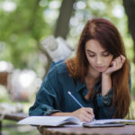 കേരള പി എസ് സി മുന്‍വര്‍ഷ ചോദ്യങ്ങളും അനുബന്ധ വസ്തുതകളും സെറ്റ് 13 (Kerala PSC Pyqs & Connected Facts), 1. ഇന്ത്യന്‍ ഭരണഘടനയുടെ അനുച്ഛേദം 19-ല്‍ താഴെപ്പറയുന്നവയില്‍ ഏത് അവകാശമാണ് ഉള്‍ക്കൊള്ളുന്നത് എ) ഭരണഘടനാപരമായ പ്രതിവിധിക്കുള്ള അവകാശം ബി) ചൂഷണത്തിനെതിരായ അവകാശം സി) അഭിപ്രായസ്വാതന്ത്ര്യത്തിനുള്ള അവകാശം ഡി) മത സ്വാതന്ത്ര്യത്തിനുള്ള അവകാശം ഉത്തരം സി അനുച്ഛേദം 19-ല്‍ ആറ് സ്വാതന്ത്ര്യങ്ങളെക്കുറിച്ച് പ്രതിപാദിക്കുന്നു സംസാരത്തിനും ആശയപ്രകാശനത്തിനുമുള്ള സ്വാതന്ത്ര്യം, സമാധാനപരമായി ഒത്തുചേരാനുള്ള സ്വാതന്ത്ര്യം, സംഘടിക്കാനുള്ള സ്വാതന്ത്ര്യം, സഞ്ചാര സ്വാതന്ത്ര്യം, ഇന്ത്യയിലെവിടെയും സ്ഥിരവാസമുറപ്പിക്കാനുള്ള സ്വാതന്ത്ര്യം, ഇഷ്ടമുള്ള തൊഴില്‍ ചെയ്യുന്നതിനുള്ള സ്വാതന്ത്ര്യം. ഭരണഘടനാപരമായ പ്രതിവിധിക്കുള്ള അവകാശത്തെക്കുറിച്ച് അനുച്ഛേദം 32-ല്‍ പ്രതിപാദിക്കുന്നു ചൂഷണത്തിനെതിരായ അവകാശങ്ങളെക്കുറിച്ച് അനുച്ഛേദങ്ങള്‍ 23, 24 എന്നിവയില്‍ പ്രതിപാദിക്കുന്നു. മതസ്വാതന്ത്ര്യത്തിനുള്ള അവകാശത്തെക്കുറിച്ച് അനുച്ഛേദങ്ങള്‍ 25, 26 എന്നിവയില്‍ പ്രതിപാദിക്കുന്നു. 2. കര്‍ണാടകയും തമിഴ്‌നാടുമായി ചേരുന്ന വയനാടിന്റെ അതിര്‍ത്തിയില്‍ രണ്ട് ഭാഗങ്ങളിലായി ചിതറിക്കിടക്കുന്ന വന്യജീവി സങ്കേതത്തിന്റെ പേര്? എ) ആറളം ബി) ചിന്നാര്‍ സി) മുത്തങ്ങ ഡി) പേപ്പാറ ഉത്തരം സി മുത്തങ്ങ, തോല്‍പ്പെട്ടി എന്നിവ വയനാട് വന്യജീവി സങ്കേതത്തിന്റെ രണ്ടുഭാഗങ്ങളാണ്. മഴനിഴല്‍ പ്രദേശമായ കേരളത്തിലെ വന്യജീവി സങ്കേതമാണ് ഇടുക്കി ജില്ലയിലെ ചിന്നാര്‍ കേരളത്തിന്റെ ഏറ്റവും തെക്കേയറ്റത്തെ വന്യജീവി സങ്കേതമാണ് തിരുവനന്തപുരം ജില്ലയിലെ നെയ്യാര്‍ കേരളത്തിന്റെ ഏറ്റവും വടക്കേയറ്റത്തെ വന്യജീവി സങ്കേതമാണ് കണ്ണൂര്‍ ജില്ലയിലെ ആറളം കൊല്ലം ജില്ലയിലെ ഏക വന്യജീവി സങ്കേതമാണ് ഷെന്തുരുണി. കേരള വന ഗവേഷണ കേന്ദ്രം തൃശൂര്‍ ജില്ലയിലെ പീച്ചിയിലാണ്. 3. കേരളത്തിലെ ഏറ്റവും വലിയ ശുദ്ധജല തടാകം ഏത് എ) വേമ്പനാട്ട് ബി) ശാസ്താംകോട്ട സി) വെള്ളായണി ഡി) പരവൂര്‍ ഉത്തരം ബി കേരളത്തിലെ ആകെ കായലുകളുടെ എണ്ണം: 34 കേരളത്തിലെ ഏറ്റവും വലിയ കായലായ വേമ്പനാട്ട് കായലിന് 205 ചതുരശ്ര കിലോമീറ്റര്‍ വിസ്തൃതിയുണ്ട്. ആലപ്പുഴ, എറണാകുളം, കോട്ടയം ജില്ലകളിലായി വേമ്പനാട് കായല്‍ വ്യാപിച്ചു കിടക്കുന്നു. വെള്ളായണി കായല്‍ തിരുവനന്തപുരം ജില്ലയിലാണ്. ശാസ്താംകോട്ട കായല്‍ കൊല്ലം ജില്ലയിലാണ്. കുട്ടനാട്ടിലെ നെല്‍ക്കൃഷി ഉപ്പുവെള്ളം കയറി നശിക്കാതിരിക്കാന്‍ വേമ്പനാട്ടു കായലില്‍ നിര്‍മ്മിച്ചതാമ് തണ്ണീര്‍മുക്കം ബണ്ട്. 4. ഇന്ത്യയിലെ ഏറ്റവും വലിയ പീഠഭൂമി ഏതാണ് എ) ടിബറ്റ് പീഠഭൂമി ബി) ഛോട്ടാ നാഗ്പൂര്‍ പീഠഭൂമി സി) ഡക്കാന്‍ പീഠഭൂമി ഡി) മാള്‍വ പീഠഭൂമി ഉത്തരം സി നര്‍മ്മദ-കൃഷ്ണ നദികള്‍ക്ക് ഇടയിലാണ് ഡെക്കാന്‍ പീഠഭൂമി സ്ഥിതി ചെയ്യുന്നത് ഡെക്കാന്‍ പീഠഭൂമിയിലെ ഏറ്റവും പ്രധാനപ്പെട്ട വിള പരുത്തിയാണ്. പശ്ചിമഘട്ടം, പൂര്‍വ്വഘട്ടം എന്നീ മലനിരകള്‍ക്കിടയിലായി ഡെക്കാന്‍ പീഠഭൂമി സ്ഥിതി ചെയ്യുന്നു. ലാവാനിക്ഷേപം കൊണ്ട് രൂപപ്പെട്ടിട്ടുള്ള ഡെക്കാന്‍ പീഠഭൂമിയുടെ വടക്കു-പടിഞ്ഞാറന്‍ അതിരുകള്‍ ഡെക്കാന്‍ ട്രാപ്പ് എന്നറിയപ്പെടുന്നു. ഇന്ത്യയുടെ ധാതുക്കലവറയെന്ന് അറിയപ്പെടുന്നത് ഛോട്ടാനാഗ്പൂര്‍ പീഠഭൂമിയാണ്. 5. കേരളത്തിലെ ഗ്രാമപഞ്ചായത്തുകളുടെ എണ്ണമെത്ര എ) 951 ബി) 941 സി) 961 ഡി) 971 ഉത്തരം ബി കേരളത്തിലെ ബ്ലോക്ക് പഞ്ചായത്തുകളുടെ എണ്ണം: 152 കേരളത്തിലെ കോര്‍പറേഷനുകളുടെ എണ്ണം: 6 കേരളത്തിലെ നഗരസഭകളുടെ എണ്ണം: 87 കേരളത്തിലെ നിയമസഭാ മണ്ഡലങ്ങള്‍: 140 കേരളത്തിലെ പാര്‍ലമെന്റ് മണ്ഡലങ്ങള്‍: 20 6. രക്തത്തിലെ ഹീമോഗ്ലോബിന്റെ ഉല്‍പാദനത്തിന് സഹായിക്കുന്ന മൂലകം ഏത് എ) മഗ്നീഷ്യം ബി) കാല്‍സ്യം സി) ഇരുമ്പ് ഡി) കാര്‍ബണ്‍ ഉത്തരം സി രക്തം കട്ടപിടിക്കാന്‍ സഹായിക്കുന്നത് വെറ്റമിന്‍- കെ രക്തം കട്ടപിടിക്കാന്‍ സഹായിക്കുന്ന കോശങ്ങളാണ് പ്ലേറ്റ്‌ലെറ്റുകള്‍ കോര്‍ണിയക്ക് പിന്നിലുള്ള രക്തപടലഭാഗം- ഐറിസ് നാളീരഹിത ഗ്രന്ഥികളായ അന്തസ്രാവി ഗ്രന്ഥികള്‍ ഉല്‍പാദിപ്പിക്കുന്ന സ്രവങ്ങള്‍ രക്തത്തിലൂടെയാണ് കലകളില്‍ എത്തിച്ചേരുന്നത്. രക്തത്തിലെ ഗ്ലൂക്കോസിന്റെ അളവ് നിയന്ത്രിക്കുന്നത് പാന്‍ക്രിയാസ് ആണ്. രക്തത്തില്‍ കാത്സ്യത്തിന്റെ അളവ് വര്‍ദ്ധിപ്പിക്കാന്‍ സഹായിക്കുന്ന ഹോര്‍മോണ്‍ പാരാതെര്‍മോണ്‍ ആണ്. 7. ആധുനിക പീരിയോഡിക് ടേബിളില്‍ അലസവാതകങ്ങള്‍ ഏത് ഗ്രൂപ്പിലാണ് ഉള്‍പ്പെടുത്തിയിരിക്കുന്നത് എ) ഗ്രൂപ്പ് 1 ബി) ഗ്രൂപ്പ് 6 സി) ഗ്രൂപ്പ് 14 ഡി) ഗ്രൂപ്പ് 18 ഉത്തരം ഡി ആവര്‍ത്തനപട്ടികയില്‍ ഏഴ് പീരിയിഡുകളും 18 ഗ്രൂപ്പുകളും ഉണ്ട്. ആധുനിക പീരിയോഡിക് ടേബിളിന്റെ ഉപജ്ഞാതാവ് മെന്‍ഡലീവ് ആണ്. മൂലകങ്ങളെ ത്രികങ്ങള്‍ എന്ന മൂന്നെണ്ണം അടങ്ങിയ ഗ്രൂപ്പുകളായി തിരിച്ചത് ഡൊബറൈനര്‍ ആണ്. മൂലകങ്ങളെ അഷ്ടക നിയമത്തിന്റെ അടിസ്ഥാനത്തില്‍ വര്‍ഗീകരിച്ചത് ന്യൂലാന്‍ഡ്‌സ് ആണ്. മൂലകങ്ങളെ അവയുടെ അറ്റോമിക ഭാരത്തിന്റെ ആരോഹണക്രമത്തില്‍ ക്രമീകരിച്ചത് ദിമിത്രി മെന്‍ഡലീവ് ആണ്. 8. അമേരിക്കന്‍ മോഡല്‍ ഭരണപരിഷ്‌ക്കാരത്തിനെതിരെ കര്‍ഷകര്‍ നടത്തിയ സമരം എ) മലബാര്‍ ലഹള ബി) കയ്യൂര്‍ സമരം സി) മൊറാഴ സമരം ഡി) പുന്നപ്ര വയലാര്‍ സമരം ഉത്തരം ഡി മാപ്പിളലഹളയുമായി ബന്ധപ്പെട്ട് 1921 നവംബര്‍ 10-ന് വാഗണ്‍ ട്രാജഡി സംഭവിച്ചു. കയ്യൂര്‍ സമരത്തെ അവലംബിച്ച് കന്നഡ എഴുത്തുകാരനായ നിരഞ്ജന രചിച്ച നോവലാണ് ചിരസ്മരണ. മൊറാഴ സമരം നടന്ന വര്‍ഷം: 1940 1946-ല്‍ നടന്ന സമരങ്ങളാണ് പുന്നപ്ര-വയലാര്‍, കരിവെള്ളൂര്‍, തോല്‍വിറക്, കുട്ടംകുളം, കാവുമ്പായി, എംഎസ്പി, കൂത്താളി എന്നിവ. പുന്നപ്ര-വയലാര്‍ സമര നായകനായ, കേരള മുഖ്യമന്ത്രിയായ വി എസ് അച്യുതാനന്ദന്‍ അന്തരിച്ചത് 2025-ല്‍ ആണ്. 9. ഇന്ത്യയുമായി ഏറ്റവും നീളം കൂടിയ അതിര്‍ത്തി പങ്കുവയ്ക്കുന്ന രാജ്യം ഏത് എ) പാക്കിസ്ഥാന്‍ ബി) ബംഗ്ലാദേശ് സി) നേപ്പാള്‍ ഡി) ചൈന ഉത്തരം ബി ഇന്ത്യ അഫ്ഗാനിസ്ഥാന്‍, പാകിസ്ഥാന്‍, ചൈന, ഭൂട്ടാന്‍, നേപ്പാള്‍, ബംഗ്ലാദേശ്, മ്യാന്മര്‍ എന്നീ ഏഴ് രാജ്യങ്ങളുമായി അതിര്‍ത്തി പങ്കിടുന്നു. ഇന്ത്യ ഏറ്റവും കുറച്ച് അതിര്‍ത്തി പങ്കിടുന്നത് അഫ്ഗാനിസ്ഥാനുമായിട്ടാണ്. ഇന്ത്യയുടെ ഏറ്റവും ചെറിയ അയല്‍ രാജ്യം ഭൂട്ടാനും വലുത് ചൈനയുമാണ്. ഇന്ത്യയുടെ കിഴക്കേയറ്റത്തെ സംസ്ഥാനം അരുണാചല്‍പ്രദേശും പടിഞ്ഞാറേയറ്റത്തുള്ള സംസ്ഥാനം ഗുജറാത്തും ആണ്. ഏറ്റവും അധികം സംസ്ഥാനങ്ങളുമായി അതിര്‍ത്തി പങ്കിടുന്ന സംസ്ഥാനം ഉത്തര്‍പ്രദേശ് ആണ്. 10. ഒരു മൂലകത്തെ മറ്റ് മൂലകങ്ങളില്‍നിന്നും വ്യത്യസ്തമാക്കുന്ന കണം ഏത് എ) പ്രോട്ടോണ്‍ ബി) ന്യൂട്രോണ്‍ സി) ഇലക്ട്രോണ്‍ ഡി) പോസിട്രോണ്‍ ഉത്തരം എ ഇലക്ട്രോണ്‍, പ്രോട്ടോണ്‍, ന്യൂട്രോണ്‍ എന്നിവ ആറ്റത്തിലെ മൗലിക കണങ്ങള്‍ എന്നറിയപ്പെടുന്നു. ചാര്‍ജില്ലാത്തതും പ്രോട്ടോണിന് തുല്യം മാസുള്ളതുമായ കണങ്ങളാണ് ന്യൂട്രോണുകള്‍. ന്യൂട്രോണുകളെ കണ്ടെത്തിയത് ജെയിംസ് ചാഡ്വിക്ക് ആണ്. ഒരാറ്റത്തിലെ പ്രോട്ടോണുകളുടേയും ന്യൂട്രോണുകളുടേയും ആകെ എണ്ണത്തെ മാസ് നമ്പര്‍ എന്ന് പറയുന്നു. ഒരു ആറ്റത്തിലുള്ള പ്രോട്ടോണുകളുടെ ആകെ എണ്ണത്തിനെ ആ ആറ്റത്തിന്റെ അറ്റോമിക നമ്പര്‍ എന്ന് പറയുന്നു. 11. മെനിഞ്ചൈറ്റിസ് രോഗം മനുഷ്യ ശരീരത്തിന്റെ ഏത് അവയവത്തെയാണ് ബാധിക്കുന്നത് എ) വൃക്ക ബി) ശ്വാസകോശം സി) കരള്‍ ഡി) തലച്ചോറ് ഉത്തരം ഡി മെനിഞ്ജസിനുണ്ടാകുന്ന അണുബാധയാണ് മെനിഞ്‌ജൈറ്റിസ്. മസ്തിഷ്‌കത്തെ പൊതിഞ്ഞിരിക്കുന്ന മൂന്ന് സ്തരങ്ങളുള്ള പാളിയാണ് മെനിഞ്ജസ്. മെനിഞ്ജസ് പാളികള്‍ക്കുള്ളില്‍ നിറഞ്ഞിരിക്കുന്ന ദ്രവമാണ് സെറിബ്രോ സ്‌പൈനല്‍ ദ്രവം. സെറിബ്രോ സ്‌പൈനല്‍ ദ്രവം മസ്തിഷ്‌ക കലകള്‍ക്ക് പോഷക ഘടകങ്ങളും ഓക്‌സിജനും എത്തിക്കുന്നു. മസ്തിഷ്‌കത്തെ ക്ഷതങ്ങളില്‍ നിന്നും സംരക്ഷിക്കുന്നതും മര്‍ദം ക്രമീകരിക്കാന്‍ സഹായിക്കുന്നതും മെനിഞ്ജസ് ആണ്. pyqexplained.com, pyqexplaineddotcom