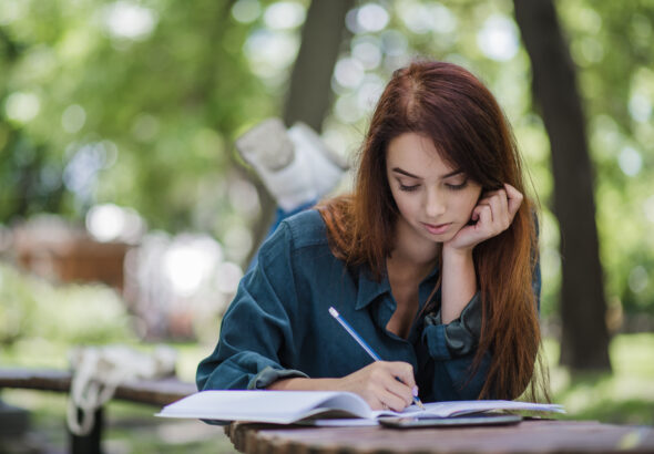 കേരള പി എസ് സി മുന്‍വര്‍ഷ ചോദ്യങ്ങളും അനുബന്ധ വസ്തുതകളും സെറ്റ് 13 (Kerala PSC Pyqs & Connected Facts), 1. ഇന്ത്യന്‍ ഭരണഘടനയുടെ അനുച്ഛേദം 19-ല്‍ താഴെപ്പറയുന്നവയില്‍ ഏത് അവകാശമാണ് ഉള്‍ക്കൊള്ളുന്നത് എ) ഭരണഘടനാപരമായ പ്രതിവിധിക്കുള്ള അവകാശം ബി) ചൂഷണത്തിനെതിരായ അവകാശം സി) അഭിപ്രായസ്വാതന്ത്ര്യത്തിനുള്ള അവകാശം ഡി) മത സ്വാതന്ത്ര്യത്തിനുള്ള അവകാശം ഉത്തരം സി അനുച്ഛേദം 19-ല്‍ ആറ് സ്വാതന്ത്ര്യങ്ങളെക്കുറിച്ച് പ്രതിപാദിക്കുന്നു സംസാരത്തിനും ആശയപ്രകാശനത്തിനുമുള്ള സ്വാതന്ത്ര്യം, സമാധാനപരമായി ഒത്തുചേരാനുള്ള സ്വാതന്ത്ര്യം, സംഘടിക്കാനുള്ള സ്വാതന്ത്ര്യം, സഞ്ചാര സ്വാതന്ത്ര്യം, ഇന്ത്യയിലെവിടെയും സ്ഥിരവാസമുറപ്പിക്കാനുള്ള സ്വാതന്ത്ര്യം, ഇഷ്ടമുള്ള തൊഴില്‍ ചെയ്യുന്നതിനുള്ള സ്വാതന്ത്ര്യം. ഭരണഘടനാപരമായ പ്രതിവിധിക്കുള്ള അവകാശത്തെക്കുറിച്ച് അനുച്ഛേദം 32-ല്‍ പ്രതിപാദിക്കുന്നു ചൂഷണത്തിനെതിരായ അവകാശങ്ങളെക്കുറിച്ച് അനുച്ഛേദങ്ങള്‍ 23, 24 എന്നിവയില്‍ പ്രതിപാദിക്കുന്നു. മതസ്വാതന്ത്ര്യത്തിനുള്ള അവകാശത്തെക്കുറിച്ച് അനുച്ഛേദങ്ങള്‍ 25, 26 എന്നിവയില്‍ പ്രതിപാദിക്കുന്നു. 2. കര്‍ണാടകയും തമിഴ്‌നാടുമായി ചേരുന്ന വയനാടിന്റെ അതിര്‍ത്തിയില്‍ രണ്ട് ഭാഗങ്ങളിലായി ചിതറിക്കിടക്കുന്ന വന്യജീവി സങ്കേതത്തിന്റെ പേര്? എ) ആറളം ബി) ചിന്നാര്‍ സി) മുത്തങ്ങ ഡി) പേപ്പാറ ഉത്തരം സി മുത്തങ്ങ, തോല്‍പ്പെട്ടി എന്നിവ വയനാട് വന്യജീവി സങ്കേതത്തിന്റെ രണ്ടുഭാഗങ്ങളാണ്. മഴനിഴല്‍ പ്രദേശമായ കേരളത്തിലെ വന്യജീവി സങ്കേതമാണ് ഇടുക്കി ജില്ലയിലെ ചിന്നാര്‍ കേരളത്തിന്റെ ഏറ്റവും തെക്കേയറ്റത്തെ വന്യജീവി സങ്കേതമാണ് തിരുവനന്തപുരം ജില്ലയിലെ നെയ്യാര്‍ കേരളത്തിന്റെ ഏറ്റവും വടക്കേയറ്റത്തെ വന്യജീവി സങ്കേതമാണ് കണ്ണൂര്‍ ജില്ലയിലെ ആറളം കൊല്ലം ജില്ലയിലെ ഏക വന്യജീവി സങ്കേതമാണ് ഷെന്തുരുണി. കേരള വന ഗവേഷണ കേന്ദ്രം തൃശൂര്‍ ജില്ലയിലെ പീച്ചിയിലാണ്. 3. കേരളത്തിലെ ഏറ്റവും വലിയ ശുദ്ധജല തടാകം ഏത് എ) വേമ്പനാട്ട് ബി) ശാസ്താംകോട്ട സി) വെള്ളായണി ഡി) പരവൂര്‍ ഉത്തരം ബി കേരളത്തിലെ ആകെ കായലുകളുടെ എണ്ണം: 34 കേരളത്തിലെ ഏറ്റവും വലിയ കായലായ വേമ്പനാട്ട് കായലിന് 205 ചതുരശ്ര കിലോമീറ്റര്‍ വിസ്തൃതിയുണ്ട്. ആലപ്പുഴ, എറണാകുളം, കോട്ടയം ജില്ലകളിലായി വേമ്പനാട് കായല്‍ വ്യാപിച്ചു കിടക്കുന്നു. വെള്ളായണി കായല്‍ തിരുവനന്തപുരം ജില്ലയിലാണ്. ശാസ്താംകോട്ട കായല്‍ കൊല്ലം ജില്ലയിലാണ്. കുട്ടനാട്ടിലെ നെല്‍ക്കൃഷി ഉപ്പുവെള്ളം കയറി നശിക്കാതിരിക്കാന്‍ വേമ്പനാട്ടു കായലില്‍ നിര്‍മ്മിച്ചതാമ് തണ്ണീര്‍മുക്കം ബണ്ട്. 4. ഇന്ത്യയിലെ ഏറ്റവും വലിയ പീഠഭൂമി ഏതാണ് എ) ടിബറ്റ് പീഠഭൂമി ബി) ഛോട്ടാ നാഗ്പൂര്‍ പീഠഭൂമി സി) ഡക്കാന്‍ പീഠഭൂമി ഡി) മാള്‍വ പീഠഭൂമി ഉത്തരം സി നര്‍മ്മദ-കൃഷ്ണ നദികള്‍ക്ക് ഇടയിലാണ് ഡെക്കാന്‍ പീഠഭൂമി സ്ഥിതി ചെയ്യുന്നത് ഡെക്കാന്‍ പീഠഭൂമിയിലെ ഏറ്റവും പ്രധാനപ്പെട്ട വിള പരുത്തിയാണ്. പശ്ചിമഘട്ടം, പൂര്‍വ്വഘട്ടം എന്നീ മലനിരകള്‍ക്കിടയിലായി ഡെക്കാന്‍ പീഠഭൂമി സ്ഥിതി ചെയ്യുന്നു. ലാവാനിക്ഷേപം കൊണ്ട് രൂപപ്പെട്ടിട്ടുള്ള ഡെക്കാന്‍ പീഠഭൂമിയുടെ വടക്കു-പടിഞ്ഞാറന്‍ അതിരുകള്‍ ഡെക്കാന്‍ ട്രാപ്പ് എന്നറിയപ്പെടുന്നു. ഇന്ത്യയുടെ ധാതുക്കലവറയെന്ന് അറിയപ്പെടുന്നത് ഛോട്ടാനാഗ്പൂര്‍ പീഠഭൂമിയാണ്. 5. കേരളത്തിലെ ഗ്രാമപഞ്ചായത്തുകളുടെ എണ്ണമെത്ര എ) 951 ബി) 941 സി) 961 ഡി) 971 ഉത്തരം ബി കേരളത്തിലെ ബ്ലോക്ക് പഞ്ചായത്തുകളുടെ എണ്ണം: 152 കേരളത്തിലെ കോര്‍പറേഷനുകളുടെ എണ്ണം: 6 കേരളത്തിലെ നഗരസഭകളുടെ എണ്ണം: 87 കേരളത്തിലെ നിയമസഭാ മണ്ഡലങ്ങള്‍: 140 കേരളത്തിലെ പാര്‍ലമെന്റ് മണ്ഡലങ്ങള്‍: 20 6. രക്തത്തിലെ ഹീമോഗ്ലോബിന്റെ ഉല്‍പാദനത്തിന് സഹായിക്കുന്ന മൂലകം ഏത് എ) മഗ്നീഷ്യം ബി) കാല്‍സ്യം സി) ഇരുമ്പ് ഡി) കാര്‍ബണ്‍ ഉത്തരം സി രക്തം കട്ടപിടിക്കാന്‍ സഹായിക്കുന്നത് വെറ്റമിന്‍- കെ രക്തം കട്ടപിടിക്കാന്‍ സഹായിക്കുന്ന കോശങ്ങളാണ് പ്ലേറ്റ്‌ലെറ്റുകള്‍ കോര്‍ണിയക്ക് പിന്നിലുള്ള രക്തപടലഭാഗം- ഐറിസ് നാളീരഹിത ഗ്രന്ഥികളായ അന്തസ്രാവി ഗ്രന്ഥികള്‍ ഉല്‍പാദിപ്പിക്കുന്ന സ്രവങ്ങള്‍ രക്തത്തിലൂടെയാണ് കലകളില്‍ എത്തിച്ചേരുന്നത്. രക്തത്തിലെ ഗ്ലൂക്കോസിന്റെ അളവ് നിയന്ത്രിക്കുന്നത് പാന്‍ക്രിയാസ് ആണ്. രക്തത്തില്‍ കാത്സ്യത്തിന്റെ അളവ് വര്‍ദ്ധിപ്പിക്കാന്‍ സഹായിക്കുന്ന ഹോര്‍മോണ്‍ പാരാതെര്‍മോണ്‍ ആണ്. 7. ആധുനിക പീരിയോഡിക് ടേബിളില്‍ അലസവാതകങ്ങള്‍ ഏത് ഗ്രൂപ്പിലാണ് ഉള്‍പ്പെടുത്തിയിരിക്കുന്നത് എ) ഗ്രൂപ്പ് 1 ബി) ഗ്രൂപ്പ് 6 സി) ഗ്രൂപ്പ് 14 ഡി) ഗ്രൂപ്പ് 18 ഉത്തരം ഡി ആവര്‍ത്തനപട്ടികയില്‍ ഏഴ് പീരിയിഡുകളും 18 ഗ്രൂപ്പുകളും ഉണ്ട്. ആധുനിക പീരിയോഡിക് ടേബിളിന്റെ ഉപജ്ഞാതാവ് മെന്‍ഡലീവ് ആണ്. മൂലകങ്ങളെ ത്രികങ്ങള്‍ എന്ന മൂന്നെണ്ണം അടങ്ങിയ ഗ്രൂപ്പുകളായി തിരിച്ചത് ഡൊബറൈനര്‍ ആണ്. മൂലകങ്ങളെ അഷ്ടക നിയമത്തിന്റെ അടിസ്ഥാനത്തില്‍ വര്‍ഗീകരിച്ചത് ന്യൂലാന്‍ഡ്‌സ് ആണ്. മൂലകങ്ങളെ അവയുടെ അറ്റോമിക ഭാരത്തിന്റെ ആരോഹണക്രമത്തില്‍ ക്രമീകരിച്ചത് ദിമിത്രി മെന്‍ഡലീവ് ആണ്. 8. അമേരിക്കന്‍ മോഡല്‍ ഭരണപരിഷ്‌ക്കാരത്തിനെതിരെ കര്‍ഷകര്‍ നടത്തിയ സമരം എ) മലബാര്‍ ലഹള ബി) കയ്യൂര്‍ സമരം സി) മൊറാഴ സമരം ഡി) പുന്നപ്ര വയലാര്‍ സമരം ഉത്തരം ഡി മാപ്പിളലഹളയുമായി ബന്ധപ്പെട്ട് 1921 നവംബര്‍ 10-ന് വാഗണ്‍ ട്രാജഡി സംഭവിച്ചു. കയ്യൂര്‍ സമരത്തെ അവലംബിച്ച് കന്നഡ എഴുത്തുകാരനായ നിരഞ്ജന രചിച്ച നോവലാണ് ചിരസ്മരണ. മൊറാഴ സമരം നടന്ന വര്‍ഷം: 1940 1946-ല്‍ നടന്ന സമരങ്ങളാണ് പുന്നപ്ര-വയലാര്‍, കരിവെള്ളൂര്‍, തോല്‍വിറക്, കുട്ടംകുളം, കാവുമ്പായി, എംഎസ്പി, കൂത്താളി എന്നിവ. പുന്നപ്ര-വയലാര്‍ സമര നായകനായ, കേരള മുഖ്യമന്ത്രിയായ വി എസ് അച്യുതാനന്ദന്‍ അന്തരിച്ചത് 2025-ല്‍ ആണ്. 9. ഇന്ത്യയുമായി ഏറ്റവും നീളം കൂടിയ അതിര്‍ത്തി പങ്കുവയ്ക്കുന്ന രാജ്യം ഏത് എ) പാക്കിസ്ഥാന്‍ ബി) ബംഗ്ലാദേശ് സി) നേപ്പാള്‍ ഡി) ചൈന ഉത്തരം ബി ഇന്ത്യ അഫ്ഗാനിസ്ഥാന്‍, പാകിസ്ഥാന്‍, ചൈന, ഭൂട്ടാന്‍, നേപ്പാള്‍, ബംഗ്ലാദേശ്, മ്യാന്മര്‍ എന്നീ ഏഴ് രാജ്യങ്ങളുമായി അതിര്‍ത്തി പങ്കിടുന്നു. ഇന്ത്യ ഏറ്റവും കുറച്ച് അതിര്‍ത്തി പങ്കിടുന്നത് അഫ്ഗാനിസ്ഥാനുമായിട്ടാണ്. ഇന്ത്യയുടെ ഏറ്റവും ചെറിയ അയല്‍ രാജ്യം ഭൂട്ടാനും വലുത് ചൈനയുമാണ്. ഇന്ത്യയുടെ കിഴക്കേയറ്റത്തെ സംസ്ഥാനം അരുണാചല്‍പ്രദേശും പടിഞ്ഞാറേയറ്റത്തുള്ള സംസ്ഥാനം ഗുജറാത്തും ആണ്. ഏറ്റവും അധികം സംസ്ഥാനങ്ങളുമായി അതിര്‍ത്തി പങ്കിടുന്ന സംസ്ഥാനം ഉത്തര്‍പ്രദേശ് ആണ്. 10. ഒരു മൂലകത്തെ മറ്റ് മൂലകങ്ങളില്‍നിന്നും വ്യത്യസ്തമാക്കുന്ന കണം ഏത് എ) പ്രോട്ടോണ്‍ ബി) ന്യൂട്രോണ്‍ സി) ഇലക്ട്രോണ്‍ ഡി) പോസിട്രോണ്‍ ഉത്തരം എ ഇലക്ട്രോണ്‍, പ്രോട്ടോണ്‍, ന്യൂട്രോണ്‍ എന്നിവ ആറ്റത്തിലെ മൗലിക കണങ്ങള്‍ എന്നറിയപ്പെടുന്നു. ചാര്‍ജില്ലാത്തതും പ്രോട്ടോണിന് തുല്യം മാസുള്ളതുമായ കണങ്ങളാണ് ന്യൂട്രോണുകള്‍. ന്യൂട്രോണുകളെ കണ്ടെത്തിയത് ജെയിംസ് ചാഡ്വിക്ക് ആണ്. ഒരാറ്റത്തിലെ പ്രോട്ടോണുകളുടേയും ന്യൂട്രോണുകളുടേയും ആകെ എണ്ണത്തെ മാസ് നമ്പര്‍ എന്ന് പറയുന്നു. ഒരു ആറ്റത്തിലുള്ള പ്രോട്ടോണുകളുടെ ആകെ എണ്ണത്തിനെ ആ ആറ്റത്തിന്റെ അറ്റോമിക നമ്പര്‍ എന്ന് പറയുന്നു. 11. മെനിഞ്ചൈറ്റിസ് രോഗം മനുഷ്യ ശരീരത്തിന്റെ ഏത് അവയവത്തെയാണ് ബാധിക്കുന്നത് എ) വൃക്ക ബി) ശ്വാസകോശം സി) കരള്‍ ഡി) തലച്ചോറ് ഉത്തരം ഡി മെനിഞ്ജസിനുണ്ടാകുന്ന അണുബാധയാണ് മെനിഞ്‌ജൈറ്റിസ്. മസ്തിഷ്‌കത്തെ പൊതിഞ്ഞിരിക്കുന്ന മൂന്ന് സ്തരങ്ങളുള്ള പാളിയാണ് മെനിഞ്ജസ്. മെനിഞ്ജസ് പാളികള്‍ക്കുള്ളില്‍ നിറഞ്ഞിരിക്കുന്ന ദ്രവമാണ് സെറിബ്രോ സ്‌പൈനല്‍ ദ്രവം. സെറിബ്രോ സ്‌പൈനല്‍ ദ്രവം മസ്തിഷ്‌ക കലകള്‍ക്ക് പോഷക ഘടകങ്ങളും ഓക്‌സിജനും എത്തിക്കുന്നു. മസ്തിഷ്‌കത്തെ ക്ഷതങ്ങളില്‍ നിന്നും സംരക്ഷിക്കുന്നതും മര്‍ദം ക്രമീകരിക്കാന്‍ സഹായിക്കുന്നതും മെനിഞ്ജസ് ആണ്. pyqexplained.com, pyqexplaineddotcom