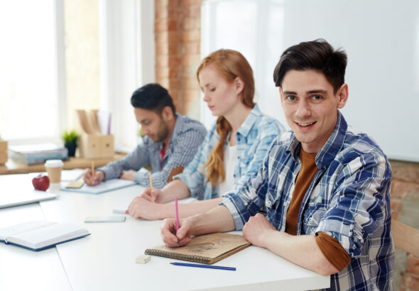 കേരള പി എസ് സി മുന്‍വര്‍ഷ ചോദ്യങ്ങളും അനുബന്ധ വസ്തുതകളും സെറ്റ് 14 (Kerala PSC Pyqs & Connected Facts), ജനറല്‍ പി എസ് സി പരിശീലനം, സില്‍വര്‍ലീഫ് അക്കാദമി, കോഴിക്കോട്, ഫോണ്‍: 82 81 99 22 31, 1. കുമാരനാശാന്‍ അന്തരിച്ച വര്‍ഷം ഏത്? എ) 1922 ബി) 1924 സി) 1926 ഡി) 1928 ഉത്തരം ബി വള്ളത്തോളും ഉള്ളൂരും ഉള്‍പ്പെടുന്ന മലയാളത്തിലെ ആധുനിക കവിത്രയങ്ങളില്‍ ഒരാളാണ് കുമാരനാശാന്‍. തിരുവനന്തപുരം ജില്ലയിലെ കായിക്കരയില്‍ 1873 ഏപ്രില്‍ 12-നാണ് കുമാരനാശാന്റെ ജനനം. പറവൂര്‍ കേശവനാശാന്റെ സുജനാനന്ദിനിയിലാണ് ആശാന്റെ ആദ്യ രചനകള്‍ അച്ചടിച്ചത്. എസ് എന്‍ ഡി പി യോഗത്തിന്റെ ആദ്യ സെക്രട്ടറി: കുമാരനാശാന്‍ തിരുവിതാംകൂര്‍ പ്രജാസഭയിലേക്ക് നോമിനേറ്റ് ചെയ്യപ്പെട്ട ആദ്യ കവിയാണ് കുമാരനാശാന്‍. കുമാരനാശാന്റെ വീണപൂവ് ആദ്യം അച്ചടിച്ചത് മിതവാദിയിലാണ്. 2. കേരളത്തിലെ ഏത് ജില്ലയിലാണ് തുഞ്ചന്‍പറമ്പ് സ്ഥിതി ചെയ്യുന്നത്? എ) പാലക്കാട് ബി) മലപ്പുറം സി) കോഴിക്കോട് ഡി) തൃശൂര്‍ ഉത്തരം ബി മലയാള ഭാഷയുടെ പിതാവ്: എഴുത്തച്ഛന്‍ തുഞ്ചന്‍പറമ്പ് മലപ്പുറം ജില്ലയിലെ തിരൂരില്‍ സ്ഥിതി ചെയ്യുന്നു. മലയാളം സര്‍വകലാശാല തുഞ്ചത്തെഴുച്ഛന്റെ പേരിലാണ് അറിയപ്പെടുന്നത്. ശ്രേഷ്ഠം മലയാളം എന്നതാണ് മലയാള സര്‍വകലാശാലയുടെ ആദര്‍ശം സംസ്ഥാന സര്‍ക്കാര്‍ എം ടി വാസുദേവന്‍ നായര്‍ സ്മാരകം നിര്‍മ്മിക്കുന്നത് തുഞ്ചന്‍ പറമ്പിന് സമീപമാണ്. -----------------ബോക്‌സ്----------------------------- 3. സൂര്യ-ഭൗമ വ്യവസ്ഥയുടെ ലഗ്രാഞ്ച് പോയിന്റ് 1 (എല്‍1) ന്റെ ദൂരം എത്രയാണ്? എ) ഭൂമിയില്‍നിന്നും 1.5 ദശലക്ഷം കിലോമീറ്റര്‍ ബി) സൂര്യനില്‍നിന്നും 1.5 ദശലക്ഷം കിലോമീറ്റര്‍ സി) ഭൂമിയില്‍നിന്നും 1.5 ലക്ഷം കിലോമീറ്റര്‍ ഡി) സൂര്യനില്‍നിന്നും 1.5 ലക്ഷം കിലോമീറ്റര്‍ ഉത്തരം എ സൂര്യനെക്കുറിച്ച് പഠിക്കാനുള്ള ഇന്ത്യയുടെ ബഹിരാകാശ ദൗത്യമാണ് ആദിത്യ എല്‍1. 2023 സെപ്തംബര്‍ 2-ന് ശ്രീഹരിക്കോട്ടയിലെ സതീഷ് ധവാന്‍ സ്‌പെയ്‌സ് സെന്ററില്‍നിന്നും വിക്ഷേപിച്ച ആദിത്യ എല്‍1 സ്ഥിതി ചെയ്യുന്ന പോയിന്റാണ് ലെഗ്രാഞ്ചെ പോയിന്റ് 1 അഥവാ എല്‍1. ഭൂമിയില്‍നിന്നും 15 ലക്ഷം കിലോമീറ്റര്‍ അകലെയുള്ള ലെഗ്രാഞ്ചെ പോയിന്റ് 1-ല്‍ നിന്നും ഭൂമിയുടെയോ മറ്റ് ഗ്രഹങ്ങളുടെയോ നിഴല്‍ തടസ്സമില്ലാതെ സൂര്യനെ നിരീക്ഷിക്കാന്‍ സാധിക്കും. എല്‍ 1 പോയിന്റില്‍ ഭൂമി, സൂര്യന്‍ എന്നിവയോടുള്ള ഗുരുത്വാകര്‍ഷണ ബലങ്ങള്‍ തുല്യമായിരിക്കും. ഇറ്റാലിയന്‍ ഗണിത ശാസ്ത്രജ്ഞനായ ജോസഫ് ലൂയി ലഗ്രാഞ്ചിനോടുള്ള ബഹുമതിയായിട്ടാണ് എല്‍1 പോയിന്റിന് ആ പേര് ലഭിച്ചത്. ആദിത്യ എല്‍1-ന്റെ വിക്ഷേപണ വാഹനം: പി എസ് എല്‍ വി സി57 ------------------------------------------------- 4. ഇംഗ്ലീഷുകാരില്ലാത്ത ഇംഗ്ലീഷ് ഭരണം എന്നാണ് രാഷ്ട്രീയ സ്വരാജ് അര്‍ത്ഥമാക്കുന്നത്. ആരാണ് ഇത് വാദിച്ചത്? എ) ഡോ അംബേദ്കര്‍ ബി) ഗാന്ധി സി) ദാദഭായി നവറോജി ഡി) ബാലഗംാധര തിലക് ഉത്തരം ബി എന്റെ ജീവിതമാണ് എന്റെ സന്ദേശം എന്ന് പറഞ്ഞത്: ഗാന്ധിജി ദുര്‍ബലര്‍ക്ക് ഒരിക്കലും മാപ്പ് നല്‍കാന്‍ കഴിയില്ല. ക്ഷമ കരുത്തരുടെ ലക്ഷണമാണ്, എന്ന് പറഞ്ഞത്: ഗാന്ധിജി സത്യവും അഹിംസയുമാണ് എന്റെ ദൈവങ്ങള്‍ എന്ന് പറഞ്ഞത്: ഗാന്ധിജി ഒന്നുകില്‍ ഞാന്‍ ലക്ഷ്യം നേടി തിരിച്ചുവരും. പരാജയപ്പെട്ടാല്‍ ഞാനെന്റെ ജഡം സുദ്രത്തിന് സംഭാവന നല്‍കും എന്ന് പറഞ്ഞത്: ഗാന്ധിജി 5. ഇന്ത്യന്‍ ഭരണഘടനയില്‍ താഴെപ്പറയുന്ന വ്യവസ്ഥകളില്‍ ഏതാണ് 1949 നവംബര്‍ 26 മുതല്‍ നിലവില്‍ വന്നത്? എ) മൗലികാവകാശങ്ങള്‍ ബി) നിര്‍ദ്ദേശക തത്വങ്ങള്‍ സി) പൗരത്വം ഡി) അടിയന്തരാവസ്ഥ ഉത്തരം സി ഭരണഘടനാ നിര്‍മ്മാണസഭ ഭരണഘടന അംഗീകരിച്ച വര്‍ഷം: 1949 നവംബര്‍ 26 ഇന്ത്യന്‍ ഭരണഘടന ഔദ്യോഗികമായി നിലവില്‍വന്ന വര്‍ഷം: 1950 ജനുവരി 26 ഇന്ത്യന്‍ ഭരണഘടന തയ്യാറാക്കാനെടുത്ത സമയം: 2 വര്‍ഷവും 11 മാസവും 17 ദിവസവും. ഇന്ത്യന്‍ ഭരണഘടനയുടെ ഉള്ളടക്കം: ആമുഖം, 395 അനുച്ഛേദങ്ങള്‍, 12 പട്ടികകള്‍, 22 ഭാഗങ്ങള്‍ ഇന്ത്യന്‍ ഭരണഘടനയുടെ അടിസ്ഥാന ആദര്‍ശങ്ങളും മൂല്യങ്ങളും പ്രതിഫലിക്കുന്ന ആമുഖം എഴുതിയത്: ജവഹര്‍ലാല്‍ നെഹ്‌റു 6. താഴെപ്പറയുന്നവയില്‍ ഏതാണ് വിദേശികള്‍ക്ക് ലഭ്യമായ മൗലികാവകാശം എ) അനുച്ഛേദം 14 ബി) അനുച്ഛേദം 15 സി) അനുച്ഛേദം 16 ഡി) അനുച്ഛേദം 19 ഉത്തരം എ ജനാധിപത്യത്തിന്റെ വിജയത്തിനും പൗരന്‍മാരുടെ സമ്പൂര്‍ണ വികസനത്തിനും വേണ്ടി ഇന്ത്യന്‍ ഭരണഘടന ഉറപ്പുനല്‍കുന്ന അവകാശങ്ങളാണ് മൗലികാവകാശങ്ങള്‍. മൗലികാവകാശങ്ങള്‍ പൗരന്‍മാര്‍ക്ക് നിഷേധിക്കാതിരിക്കാനുള്ള ഉത്തരവാദിത്വമുള്ളത് ഗവണ്‍മെന്റിന് ആണ്. മൗലികാവകാശങ്ങള്‍ ലംഘിക്കപ്പെടുകയാണെങ്കില്‍ പൗരന് സമീപിക്കാവുന്ന കോടതികള്‍: ഹൈക്കോടതി, സുപ്രീംകോടതി. വ്യക്തി സ്വാതന്ത്ര്യത്തിന്റെ മാഗ്നാകാര്‍ട്ട എന്നും സ്വാതന്ത്ര്യത്തിന്റെ വിളക്കുകള്‍ എന്നും മൗലികാവകാശങ്ങള്‍ അറിയപ്പെടുന്നു. മൗലികാവകാശങ്ങളുടെ ശില്‍പി എന്നറിയപ്പെടുന്നത് സര്‍ദാര്‍ വല്ലഭ്ഭായ് പട്ടേല്‍ ആണ്. മൗലികാവകാശങ്ങളുടെ നട്ടെല്ല് എന്ന് വിശേഷിപ്പിക്കപ്പെടുന്ന അവകാശമാണ് അനുച്ഛേദം 19 മുതല്‍ 22 വരെ പ്രതിപാദിക്കുന്ന സ്വാതന്ത്ര്യത്തിനുള്ള അവകാശം. 7. ഇന്ത്യയുടെ രത്‌നം എന്ന് പ്രധാനമന്ത്രി ജവഹര്‍ലാല്‍ നെഹ്‌റു വിശേഷിപ്പിച്ച ഇന്ത്യന്‍ സംസ്ഥാനം എ) കേരളം ബി) കശ്മീര്‍ സി) ഹിമാചല്‍പ്രദേശ് ഡി) മണിപ്പൂര്‍ ഉത്തരം ഡി കിഴക്കിന്റെ സ്വിറ്റ്‌സര്‍ലന്‍ഡ് എന്നറിയപ്പെടുന്നത് മണിപ്പൂര്‍ ഇന്ത്യയുടെ ഹൃദയം എന്നറിയപ്പെടുന്നത് മധ്യപ്രദേശ് കിഴക്കിന്റെ പറുദീസ എന്നറിയപ്പെടുന്നത് ഗോവ ഇന്ത്യയുടെ പൂന്തോട്ടം എന്നറിയപ്പെടുന്നത് ജമ്മുകശ്മീര്‍ പൂക്കളുടെ താഴ് വര എന്നറിയപ്പെടുന്നത് ഉത്തരാഖണ്ഡ് ഗ്രാമീണ റിപ്പബ്ലിക്കുകളുടെ കൂട്ടം എന്നറിയപ്പെടുന്നത് നാഗാലാന്‍ഡ് 8. ക്ഷേത്ര പ്രവേശന വിളംബരം പുറപ്പെടുവിച്ച രാജാവ് ആരാണ് എ) ചിത്തിര തിരുനാള്‍ ബാലരാമ വര്‍മ്മ ബി) മാര്‍ത്താണ്ഡവര്‍മ്മ സി) വിശാഖം തിരുനാള്‍ രാമവര്‍മ്മ ഡി) ശ്രീമൂലം തിരുനാള്‍ രാമവര്‍മ്മ ഉത്തരം എ തിരുവിതാംകൂര്‍ ഭരിച്ച അവസാനത്തെ രാജാവ്: ശ്രീചിത്തിര തിരുനാള്‍ ബാലരാമ വര്‍മ്മ തിരുവിതാംകൂറില്‍ ശ്രീമൂലം അസംബ്ലി എന്ന അധോസഭയും ശ്രീചിത്തിര സ്റ്റേറ്റ് കൗണ്‍സില്‍ എന്ന ഉപരിസഭയും ആവിഷ്‌കരിച്ച് നിയമനിര്‍മ്മാണസഭയെ ദ്വിമണ്ഡല സംവിധാനമാക്കിയത് ശ്രീചിത്തിര തിരുനാള്‍ ബാലരാമ വര്‍മ്മയാണ്. കേരളത്തിലെ ആദ്യത്തെ സര്‍വകലാശാലയായ തിരുവിതാംകൂര്‍ സര്‍വകലാശാല സ്ഥാപിച്ചത് ശ്രീചിത്തിര തിരുനാളിന്റെ കാലത്താണ്. ഇന്ത്യയ്ക്ക് സ്വാതന്ത്ര്യം ലഭിച്ചശേഷം 1949 ജൂലൈ 1-ന് തിരുവിതാംകൂറും കൊച്ചിയും സംയോജിപ്പിച്ച് തിരു-കൊച്ചി സംസ്ഥാനം നിലവില്‍ വന്നപ്പോള്‍ ചിത്തിര തിരുനാള്‍ രാജപ്രമുഖനായി. 1936 നവംബര്‍ 12-ന് ക്ഷേത്ര പ്രവേശന വിളംബരം പുറപ്പെടുവിച്ചത് ശ്രീചിത്തിര തിരുനാള്‍ ആണ്. ആധുനിക കാലത്തെ അത്ഭുതം എന്ന് ഗാന്ധിജി വിശേഷിപ്പിച്ചത് ക്ഷേത്ര പ്രവേശന വിളംബരം ആണ്. 9. താഴെപറയുന്നവയില്‍ ഏതാണ് ഇന്‍പുട്ട് ഉപകരണം എ) സ്പീക്കര്‍ ബി) മോണിറ്റര്‍ സി) പ്രിന്റര്‍ ഡി) സ്‌കാനര്‍ ഉത്തരം ഡി കംപ്യൂട്ടറില്‍ ഇന്‍പുട്ടിനെ ഔട്ട്പുട്ടാക്കുന്ന ഭാഗം സിപിയു ആണ്. ഒരേ സമയം തന്നെ ഇന്‍പുട്ട് ഉപകരണമായും ഔട്ട്പുട്ട് ഉപകരണമായും ഉപയോഗിക്കാന്‍ കഴിയുന്ന ഉപകരണാണ് ടച്ച് സ്‌ക്രീന്‍. ലാപ്‌ടോപ് കമ്പ്യൂട്ടറുകളില്‍ പോയിന്റിങ്ങിനായി ഉപയോഗിക്കുന്ന സംവിധാനമാണ് ടച്ച് പാഡ്. മറ്റ് ഉപഭോക്താക്കളുടെ ഫയലുകളും വിവരങ്ങളും അവര്‍ അറിയാതെ വായിക്കുന്ന പ്രക്രിയയാണ് സ്‌നൂപ്പിങ്. ബിറ്റ് എന്നത് ബൈനറി ഡിജിറ്റിന്റെ ചുരുക്കപ്പേരാണ്. ഇന്ത്യയുടെ സ്വന്തം ഓപ്പറേറ്റിങ് സിസ്റ്റമായ ബോസ് വികസിപ്പിച്ചത് സി-ഡാക്ക് ആണ്. 10. ________ ന്റെ കുറവ് മൂലമുണ്ടാകുന്ന ഒരു രോഗമാണ് പെല്ലഗ്ര. എ) അസ്‌കോര്‍ബിക് ആസിഡ് ബി) റിബോഫ്‌ളേവിന്‍ സി) തയാമിന്‍ ഡി) നിയാസിന്‍ ഉത്തരം ഡി ട്രിപ്‌റ്റോഫാന്‍ എന്ന അമിനോ ആസിഡില്‍ നിന്നാണ് നിയാസിന്‍ നിര്‍മ്മിക്കുന്നത്. പാരാതെര്‍മോണിന്റെ അളവ് കുറയുന്നത് മൂലമുണ്ടാകുന്ന രോഗമാണ് ടെറ്റനി. രക്തം കട്ടപിടിക്കാതാകുന്ന രോഗം: ഹീമോഫീലിയ അഡിസണ്‍സ് രോഗം ബാധിക്കുന്നത് അഡ്രിനല്‍ ഗ്രന്ഥിയാണ്. രക്തക്കുഴലുകളില്‍ കൊഴുപ്പ് അടിഞ്ഞുകൂടി രക്തപ്രവാഹം തടസ്സപ്പെടുന്ന അവസ്ഥ: അതിരോസ്‌ക്ലീറോസിസ് അരുണരക്താണുക്കളുടെ കുറവ് മൂലം ഉണ്ടാകുന്ന രോഗം: അനീമിയ 11. ഓട്ടിസം ബാധിച്ചവര്‍ക്കായി കേരള സോഷ്യല്‍ സെക്യൂരിറ്റി മിഷന്‍ ആരംഭിച്ച പദ്ധതിയുടെ പേര് നല്‍കുക എ) ആവാസ് ബി) സ്‌പെക്ട്രം സി) ശുഭയാത്ര ഡി) സുകൃതം ഉത്തരം ബി സ്‌കൂള്‍ കുട്ടികള്‍ക്ക് സൗജന്യ നേത്ര പരിശോധന നടത്തുകയും സൗജന്യമായി കണ്ണട നല്‍കുകയും ചെയ്യുന്ന പദ്ധതി: മിഴി കൗമാരക്കാരായ സ്‌കൂള്‍ കുട്ടികളെ ജീവിതശൈലീ രോഗങ്ങളില്‍നിന്നും രക്ഷിക്കുന്നതിനായി ഭാരതീയ ചികിത്സാ വകുപ്പ് ആവിഷ്‌കരിച്ച പദ്ധതി: കൗമാര സാഫല്യം അനാഥരായ നവജാതശിശുക്കളെ ഏറ്റെടുക്കുന്നതിനുള്ള സാമൂഹിക ക്ഷേമ വകുപ്പിന്റെ പദ്ധതി: അമ്മത്തൊട്ടില്‍ കുട്ടികളില്‍ യുക്തിബോധവും ശാസ്ത്രബോധവും വളര്‍ത്തുന്നതിന് കേരള സാംസ്‌കാരിക വകുപ്പിന്റെ പദ്ധതി: ബാലകേരളം കേരള കായിക വകുപ്പിന്റെ നീന്തല്‍ പരിശീലന പദ്ധതി: സ്പ്‌ളാഷ് kerala psc questions kerala psc previous questions kerala psc previous year question papers kerala psc question paper kerala psc question bank kerala psc pyq, kerala psc model questions kerala psc mock test, kerala psc previous question papers with answers kerala psc ldc previous questions kerala psc degree level previous questions kerala psc 10th level preliminary exam questions kerala psc repeated questions kerala psc questions and answers pdf kerala psc previous year papers pdf free download kerala psc question paper 2025 / 2026 kerala psc ldc question paper with answer key kerala psc general knowledge questions kerala psc malayalam previous questions kerala psc current affairs questions, kerala psc ldc questions kerala psc veo previous questions kerala psc assistant previous questions kerala psc degree prelims question paper kerala psc +2 level questions (or 12th level) kerala psc last grade servant questions, kerala psc gk questions malayalam kerala psc repeated gk questions kerala psc english previous questions kerala psc quantitative aptitude questions kerala psc renaissance questions kerala psc current affairs 2025 / 2026, thulasi kerala psc questions, kerala psc official previous question papers free kerala psc question bank kerala psc online mock test questions, pyqexplained.com, pyqexplaineddotcom