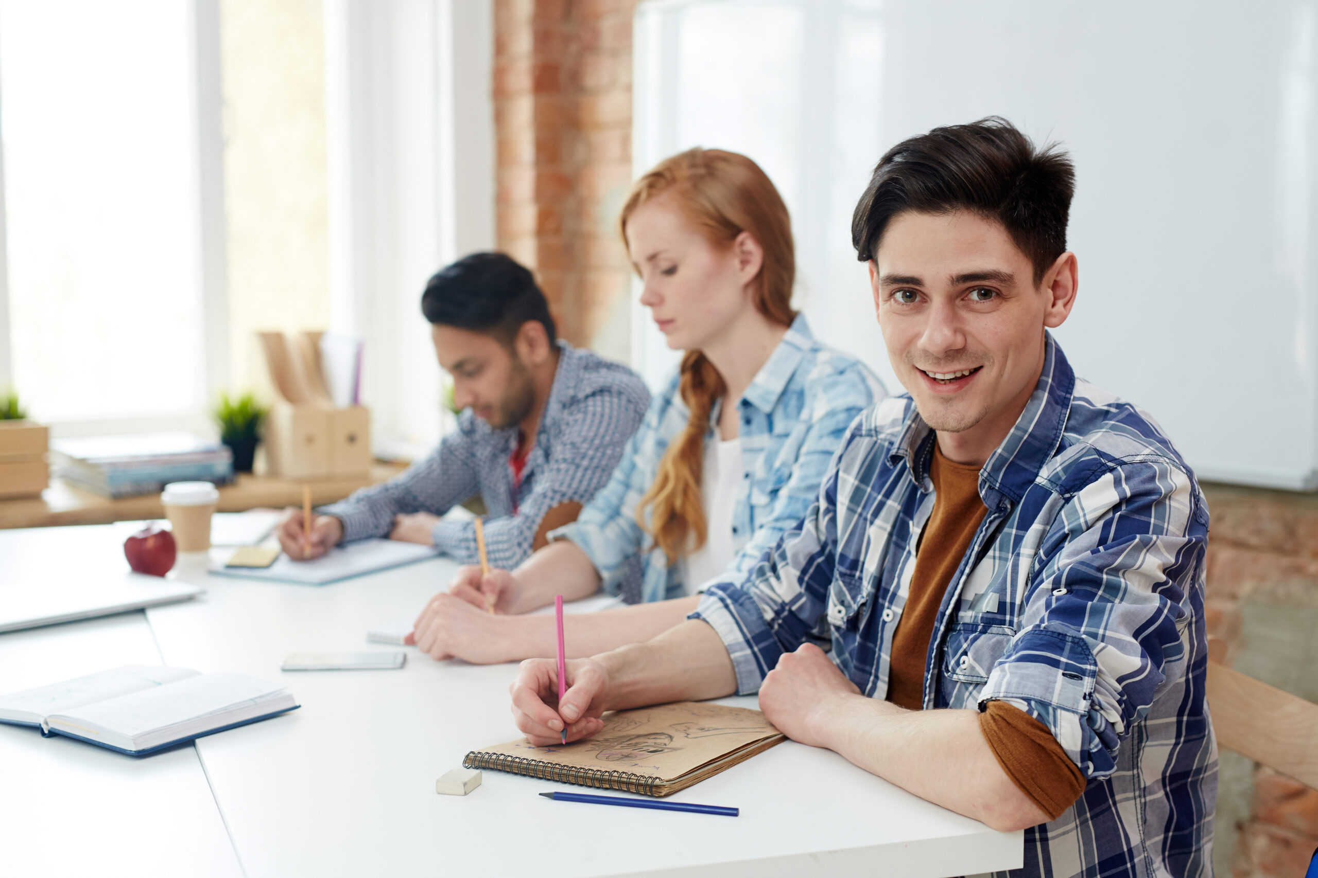 കേരള പി എസ് സി മുന്‍വര്‍ഷ ചോദ്യങ്ങളും അനുബന്ധ വസ്തുതകളും സെറ്റ് 14 (Kerala PSC Pyqs & Connected Facts), ജനറല്‍ പി എസ് സി പരിശീലനം, സില്‍വര്‍ലീഫ് അക്കാദമി, കോഴിക്കോട്, ഫോണ്‍: 82 81 99 22 31, 1. കുമാരനാശാന്‍ അന്തരിച്ച വര്‍ഷം ഏത്? എ) 1922 ബി) 1924 സി) 1926 ഡി) 1928 ഉത്തരം ബി വള്ളത്തോളും ഉള്ളൂരും ഉള്‍പ്പെടുന്ന മലയാളത്തിലെ ആധുനിക കവിത്രയങ്ങളില്‍ ഒരാളാണ് കുമാരനാശാന്‍. തിരുവനന്തപുരം ജില്ലയിലെ കായിക്കരയില്‍ 1873 ഏപ്രില്‍ 12-നാണ് കുമാരനാശാന്റെ ജനനം. പറവൂര്‍ കേശവനാശാന്റെ സുജനാനന്ദിനിയിലാണ് ആശാന്റെ ആദ്യ രചനകള്‍ അച്ചടിച്ചത്. എസ് എന്‍ ഡി പി യോഗത്തിന്റെ ആദ്യ സെക്രട്ടറി: കുമാരനാശാന്‍ തിരുവിതാംകൂര്‍ പ്രജാസഭയിലേക്ക് നോമിനേറ്റ് ചെയ്യപ്പെട്ട ആദ്യ കവിയാണ് കുമാരനാശാന്‍. കുമാരനാശാന്റെ വീണപൂവ് ആദ്യം അച്ചടിച്ചത് മിതവാദിയിലാണ്. 2. കേരളത്തിലെ ഏത് ജില്ലയിലാണ് തുഞ്ചന്‍പറമ്പ് സ്ഥിതി ചെയ്യുന്നത്? എ) പാലക്കാട് ബി) മലപ്പുറം സി) കോഴിക്കോട് ഡി) തൃശൂര്‍ ഉത്തരം ബി മലയാള ഭാഷയുടെ പിതാവ്: എഴുത്തച്ഛന്‍ തുഞ്ചന്‍പറമ്പ് മലപ്പുറം ജില്ലയിലെ തിരൂരില്‍ സ്ഥിതി ചെയ്യുന്നു. മലയാളം സര്‍വകലാശാല തുഞ്ചത്തെഴുച്ഛന്റെ പേരിലാണ് അറിയപ്പെടുന്നത്. ശ്രേഷ്ഠം മലയാളം എന്നതാണ് മലയാള സര്‍വകലാശാലയുടെ ആദര്‍ശം സംസ്ഥാന സര്‍ക്കാര്‍ എം ടി വാസുദേവന്‍ നായര്‍ സ്മാരകം നിര്‍മ്മിക്കുന്നത് തുഞ്ചന്‍ പറമ്പിന് സമീപമാണ്. -----------------ബോക്‌സ്----------------------------- 3. സൂര്യ-ഭൗമ വ്യവസ്ഥയുടെ ലഗ്രാഞ്ച് പോയിന്റ് 1 (എല്‍1) ന്റെ ദൂരം എത്രയാണ്? എ) ഭൂമിയില്‍നിന്നും 1.5 ദശലക്ഷം കിലോമീറ്റര്‍ ബി) സൂര്യനില്‍നിന്നും 1.5 ദശലക്ഷം കിലോമീറ്റര്‍ സി) ഭൂമിയില്‍നിന്നും 1.5 ലക്ഷം കിലോമീറ്റര്‍ ഡി) സൂര്യനില്‍നിന്നും 1.5 ലക്ഷം കിലോമീറ്റര്‍ ഉത്തരം എ സൂര്യനെക്കുറിച്ച് പഠിക്കാനുള്ള ഇന്ത്യയുടെ ബഹിരാകാശ ദൗത്യമാണ് ആദിത്യ എല്‍1. 2023 സെപ്തംബര്‍ 2-ന് ശ്രീഹരിക്കോട്ടയിലെ സതീഷ് ധവാന്‍ സ്‌പെയ്‌സ് സെന്ററില്‍നിന്നും വിക്ഷേപിച്ച ആദിത്യ എല്‍1 സ്ഥിതി ചെയ്യുന്ന പോയിന്റാണ് ലെഗ്രാഞ്ചെ പോയിന്റ് 1 അഥവാ എല്‍1. ഭൂമിയില്‍നിന്നും 15 ലക്ഷം കിലോമീറ്റര്‍ അകലെയുള്ള ലെഗ്രാഞ്ചെ പോയിന്റ് 1-ല്‍ നിന്നും ഭൂമിയുടെയോ മറ്റ് ഗ്രഹങ്ങളുടെയോ നിഴല്‍ തടസ്സമില്ലാതെ സൂര്യനെ നിരീക്ഷിക്കാന്‍ സാധിക്കും. എല്‍ 1 പോയിന്റില്‍ ഭൂമി, സൂര്യന്‍ എന്നിവയോടുള്ള ഗുരുത്വാകര്‍ഷണ ബലങ്ങള്‍ തുല്യമായിരിക്കും. ഇറ്റാലിയന്‍ ഗണിത ശാസ്ത്രജ്ഞനായ ജോസഫ് ലൂയി ലഗ്രാഞ്ചിനോടുള്ള ബഹുമതിയായിട്ടാണ് എല്‍1 പോയിന്റിന് ആ പേര് ലഭിച്ചത്. ആദിത്യ എല്‍1-ന്റെ വിക്ഷേപണ വാഹനം: പി എസ് എല്‍ വി സി57 ------------------------------------------------- 4. ഇംഗ്ലീഷുകാരില്ലാത്ത ഇംഗ്ലീഷ് ഭരണം എന്നാണ് രാഷ്ട്രീയ സ്വരാജ് അര്‍ത്ഥമാക്കുന്നത്. ആരാണ് ഇത് വാദിച്ചത്? എ) ഡോ അംബേദ്കര്‍ ബി) ഗാന്ധി സി) ദാദഭായി നവറോജി ഡി) ബാലഗംാധര തിലക് ഉത്തരം ബി എന്റെ ജീവിതമാണ് എന്റെ സന്ദേശം എന്ന് പറഞ്ഞത്: ഗാന്ധിജി ദുര്‍ബലര്‍ക്ക് ഒരിക്കലും മാപ്പ് നല്‍കാന്‍ കഴിയില്ല. ക്ഷമ കരുത്തരുടെ ലക്ഷണമാണ്, എന്ന് പറഞ്ഞത്: ഗാന്ധിജി സത്യവും അഹിംസയുമാണ് എന്റെ ദൈവങ്ങള്‍ എന്ന് പറഞ്ഞത്: ഗാന്ധിജി ഒന്നുകില്‍ ഞാന്‍ ലക്ഷ്യം നേടി തിരിച്ചുവരും. പരാജയപ്പെട്ടാല്‍ ഞാനെന്റെ ജഡം സുദ്രത്തിന് സംഭാവന നല്‍കും എന്ന് പറഞ്ഞത്: ഗാന്ധിജി 5. ഇന്ത്യന്‍ ഭരണഘടനയില്‍ താഴെപ്പറയുന്ന വ്യവസ്ഥകളില്‍ ഏതാണ് 1949 നവംബര്‍ 26 മുതല്‍ നിലവില്‍ വന്നത്? എ) മൗലികാവകാശങ്ങള്‍ ബി) നിര്‍ദ്ദേശക തത്വങ്ങള്‍ സി) പൗരത്വം ഡി) അടിയന്തരാവസ്ഥ ഉത്തരം സി ഭരണഘടനാ നിര്‍മ്മാണസഭ ഭരണഘടന അംഗീകരിച്ച വര്‍ഷം: 1949 നവംബര്‍ 26 ഇന്ത്യന്‍ ഭരണഘടന ഔദ്യോഗികമായി നിലവില്‍വന്ന വര്‍ഷം: 1950 ജനുവരി 26 ഇന്ത്യന്‍ ഭരണഘടന തയ്യാറാക്കാനെടുത്ത സമയം: 2 വര്‍ഷവും 11 മാസവും 17 ദിവസവും. ഇന്ത്യന്‍ ഭരണഘടനയുടെ ഉള്ളടക്കം: ആമുഖം, 395 അനുച്ഛേദങ്ങള്‍, 12 പട്ടികകള്‍, 22 ഭാഗങ്ങള്‍ ഇന്ത്യന്‍ ഭരണഘടനയുടെ അടിസ്ഥാന ആദര്‍ശങ്ങളും മൂല്യങ്ങളും പ്രതിഫലിക്കുന്ന ആമുഖം എഴുതിയത്: ജവഹര്‍ലാല്‍ നെഹ്‌റു 6. താഴെപ്പറയുന്നവയില്‍ ഏതാണ് വിദേശികള്‍ക്ക് ലഭ്യമായ മൗലികാവകാശം എ) അനുച്ഛേദം 14 ബി) അനുച്ഛേദം 15 സി) അനുച്ഛേദം 16 ഡി) അനുച്ഛേദം 19 ഉത്തരം എ ജനാധിപത്യത്തിന്റെ വിജയത്തിനും പൗരന്‍മാരുടെ സമ്പൂര്‍ണ വികസനത്തിനും വേണ്ടി ഇന്ത്യന്‍ ഭരണഘടന ഉറപ്പുനല്‍കുന്ന അവകാശങ്ങളാണ് മൗലികാവകാശങ്ങള്‍. മൗലികാവകാശങ്ങള്‍ പൗരന്‍മാര്‍ക്ക് നിഷേധിക്കാതിരിക്കാനുള്ള ഉത്തരവാദിത്വമുള്ളത് ഗവണ്‍മെന്റിന് ആണ്. മൗലികാവകാശങ്ങള്‍ ലംഘിക്കപ്പെടുകയാണെങ്കില്‍ പൗരന് സമീപിക്കാവുന്ന കോടതികള്‍: ഹൈക്കോടതി, സുപ്രീംകോടതി. വ്യക്തി സ്വാതന്ത്ര്യത്തിന്റെ മാഗ്നാകാര്‍ട്ട എന്നും സ്വാതന്ത്ര്യത്തിന്റെ വിളക്കുകള്‍ എന്നും മൗലികാവകാശങ്ങള്‍ അറിയപ്പെടുന്നു. മൗലികാവകാശങ്ങളുടെ ശില്‍പി എന്നറിയപ്പെടുന്നത് സര്‍ദാര്‍ വല്ലഭ്ഭായ് പട്ടേല്‍ ആണ്. മൗലികാവകാശങ്ങളുടെ നട്ടെല്ല് എന്ന് വിശേഷിപ്പിക്കപ്പെടുന്ന അവകാശമാണ് അനുച്ഛേദം 19 മുതല്‍ 22 വരെ പ്രതിപാദിക്കുന്ന സ്വാതന്ത്ര്യത്തിനുള്ള അവകാശം. 7. ഇന്ത്യയുടെ രത്‌നം എന്ന് പ്രധാനമന്ത്രി ജവഹര്‍ലാല്‍ നെഹ്‌റു വിശേഷിപ്പിച്ച ഇന്ത്യന്‍ സംസ്ഥാനം എ) കേരളം ബി) കശ്മീര്‍ സി) ഹിമാചല്‍പ്രദേശ് ഡി) മണിപ്പൂര്‍ ഉത്തരം ഡി കിഴക്കിന്റെ സ്വിറ്റ്‌സര്‍ലന്‍ഡ് എന്നറിയപ്പെടുന്നത് മണിപ്പൂര്‍ ഇന്ത്യയുടെ ഹൃദയം എന്നറിയപ്പെടുന്നത് മധ്യപ്രദേശ് കിഴക്കിന്റെ പറുദീസ എന്നറിയപ്പെടുന്നത് ഗോവ ഇന്ത്യയുടെ പൂന്തോട്ടം എന്നറിയപ്പെടുന്നത് ജമ്മുകശ്മീര്‍ പൂക്കളുടെ താഴ് വര എന്നറിയപ്പെടുന്നത് ഉത്തരാഖണ്ഡ് ഗ്രാമീണ റിപ്പബ്ലിക്കുകളുടെ കൂട്ടം എന്നറിയപ്പെടുന്നത് നാഗാലാന്‍ഡ് 8. ക്ഷേത്ര പ്രവേശന വിളംബരം പുറപ്പെടുവിച്ച രാജാവ് ആരാണ് എ) ചിത്തിര തിരുനാള്‍ ബാലരാമ വര്‍മ്മ ബി) മാര്‍ത്താണ്ഡവര്‍മ്മ സി) വിശാഖം തിരുനാള്‍ രാമവര്‍മ്മ ഡി) ശ്രീമൂലം തിരുനാള്‍ രാമവര്‍മ്മ ഉത്തരം എ തിരുവിതാംകൂര്‍ ഭരിച്ച അവസാനത്തെ രാജാവ്: ശ്രീചിത്തിര തിരുനാള്‍ ബാലരാമ വര്‍മ്മ തിരുവിതാംകൂറില്‍ ശ്രീമൂലം അസംബ്ലി എന്ന അധോസഭയും ശ്രീചിത്തിര സ്റ്റേറ്റ് കൗണ്‍സില്‍ എന്ന ഉപരിസഭയും ആവിഷ്‌കരിച്ച് നിയമനിര്‍മ്മാണസഭയെ ദ്വിമണ്ഡല സംവിധാനമാക്കിയത് ശ്രീചിത്തിര തിരുനാള്‍ ബാലരാമ വര്‍മ്മയാണ്. കേരളത്തിലെ ആദ്യത്തെ സര്‍വകലാശാലയായ തിരുവിതാംകൂര്‍ സര്‍വകലാശാല സ്ഥാപിച്ചത് ശ്രീചിത്തിര തിരുനാളിന്റെ കാലത്താണ്. ഇന്ത്യയ്ക്ക് സ്വാതന്ത്ര്യം ലഭിച്ചശേഷം 1949 ജൂലൈ 1-ന് തിരുവിതാംകൂറും കൊച്ചിയും സംയോജിപ്പിച്ച് തിരു-കൊച്ചി സംസ്ഥാനം നിലവില്‍ വന്നപ്പോള്‍ ചിത്തിര തിരുനാള്‍ രാജപ്രമുഖനായി. 1936 നവംബര്‍ 12-ന് ക്ഷേത്ര പ്രവേശന വിളംബരം പുറപ്പെടുവിച്ചത് ശ്രീചിത്തിര തിരുനാള്‍ ആണ്. ആധുനിക കാലത്തെ അത്ഭുതം എന്ന് ഗാന്ധിജി വിശേഷിപ്പിച്ചത് ക്ഷേത്ര പ്രവേശന വിളംബരം ആണ്. 9. താഴെപറയുന്നവയില്‍ ഏതാണ് ഇന്‍പുട്ട് ഉപകരണം എ) സ്പീക്കര്‍ ബി) മോണിറ്റര്‍ സി) പ്രിന്റര്‍ ഡി) സ്‌കാനര്‍ ഉത്തരം ഡി കംപ്യൂട്ടറില്‍ ഇന്‍പുട്ടിനെ ഔട്ട്പുട്ടാക്കുന്ന ഭാഗം സിപിയു ആണ്. ഒരേ സമയം തന്നെ ഇന്‍പുട്ട് ഉപകരണമായും ഔട്ട്പുട്ട് ഉപകരണമായും ഉപയോഗിക്കാന്‍ കഴിയുന്ന ഉപകരണാണ് ടച്ച് സ്‌ക്രീന്‍. ലാപ്‌ടോപ് കമ്പ്യൂട്ടറുകളില്‍ പോയിന്റിങ്ങിനായി ഉപയോഗിക്കുന്ന സംവിധാനമാണ് ടച്ച് പാഡ്. മറ്റ് ഉപഭോക്താക്കളുടെ ഫയലുകളും വിവരങ്ങളും അവര്‍ അറിയാതെ വായിക്കുന്ന പ്രക്രിയയാണ് സ്‌നൂപ്പിങ്. ബിറ്റ് എന്നത് ബൈനറി ഡിജിറ്റിന്റെ ചുരുക്കപ്പേരാണ്. ഇന്ത്യയുടെ സ്വന്തം ഓപ്പറേറ്റിങ് സിസ്റ്റമായ ബോസ് വികസിപ്പിച്ചത് സി-ഡാക്ക് ആണ്. 10. ________ ന്റെ കുറവ് മൂലമുണ്ടാകുന്ന ഒരു രോഗമാണ് പെല്ലഗ്ര. എ) അസ്‌കോര്‍ബിക് ആസിഡ് ബി) റിബോഫ്‌ളേവിന്‍ സി) തയാമിന്‍ ഡി) നിയാസിന്‍ ഉത്തരം ഡി ട്രിപ്‌റ്റോഫാന്‍ എന്ന അമിനോ ആസിഡില്‍ നിന്നാണ് നിയാസിന്‍ നിര്‍മ്മിക്കുന്നത്. പാരാതെര്‍മോണിന്റെ അളവ് കുറയുന്നത് മൂലമുണ്ടാകുന്ന രോഗമാണ് ടെറ്റനി. രക്തം കട്ടപിടിക്കാതാകുന്ന രോഗം: ഹീമോഫീലിയ അഡിസണ്‍സ് രോഗം ബാധിക്കുന്നത് അഡ്രിനല്‍ ഗ്രന്ഥിയാണ്. രക്തക്കുഴലുകളില്‍ കൊഴുപ്പ് അടിഞ്ഞുകൂടി രക്തപ്രവാഹം തടസ്സപ്പെടുന്ന അവസ്ഥ: അതിരോസ്‌ക്ലീറോസിസ് അരുണരക്താണുക്കളുടെ കുറവ് മൂലം ഉണ്ടാകുന്ന രോഗം: അനീമിയ 11. ഓട്ടിസം ബാധിച്ചവര്‍ക്കായി കേരള സോഷ്യല്‍ സെക്യൂരിറ്റി മിഷന്‍ ആരംഭിച്ച പദ്ധതിയുടെ പേര് നല്‍കുക എ) ആവാസ് ബി) സ്‌പെക്ട്രം സി) ശുഭയാത്ര ഡി) സുകൃതം ഉത്തരം ബി സ്‌കൂള്‍ കുട്ടികള്‍ക്ക് സൗജന്യ നേത്ര പരിശോധന നടത്തുകയും സൗജന്യമായി കണ്ണട നല്‍കുകയും ചെയ്യുന്ന പദ്ധതി: മിഴി കൗമാരക്കാരായ സ്‌കൂള്‍ കുട്ടികളെ ജീവിതശൈലീ രോഗങ്ങളില്‍നിന്നും രക്ഷിക്കുന്നതിനായി ഭാരതീയ ചികിത്സാ വകുപ്പ് ആവിഷ്‌കരിച്ച പദ്ധതി: കൗമാര സാഫല്യം അനാഥരായ നവജാതശിശുക്കളെ ഏറ്റെടുക്കുന്നതിനുള്ള സാമൂഹിക ക്ഷേമ വകുപ്പിന്റെ പദ്ധതി: അമ്മത്തൊട്ടില്‍ കുട്ടികളില്‍ യുക്തിബോധവും ശാസ്ത്രബോധവും വളര്‍ത്തുന്നതിന് കേരള സാംസ്‌കാരിക വകുപ്പിന്റെ പദ്ധതി: ബാലകേരളം കേരള കായിക വകുപ്പിന്റെ നീന്തല്‍ പരിശീലന പദ്ധതി: സ്പ്‌ളാഷ് kerala psc questions kerala psc previous questions kerala psc previous year question papers kerala psc question paper kerala psc question bank kerala psc pyq, kerala psc model questions kerala psc mock test, kerala psc previous question papers with answers kerala psc ldc previous questions kerala psc degree level previous questions kerala psc 10th level preliminary exam questions kerala psc repeated questions kerala psc questions and answers pdf kerala psc previous year papers pdf free download kerala psc question paper 2025 / 2026 kerala psc ldc question paper with answer key kerala psc general knowledge questions kerala psc malayalam previous questions kerala psc current affairs questions, kerala psc ldc questions kerala psc veo previous questions kerala psc assistant previous questions kerala psc degree prelims question paper kerala psc +2 level questions (or 12th level) kerala psc last grade servant questions, kerala psc gk questions malayalam kerala psc repeated gk questions kerala psc english previous questions kerala psc quantitative aptitude questions kerala psc renaissance questions kerala psc current affairs 2025 / 2026, thulasi kerala psc questions, kerala psc official previous question papers free kerala psc question bank kerala psc online mock test questions, pyqexplained.com, pyqexplaineddotcom